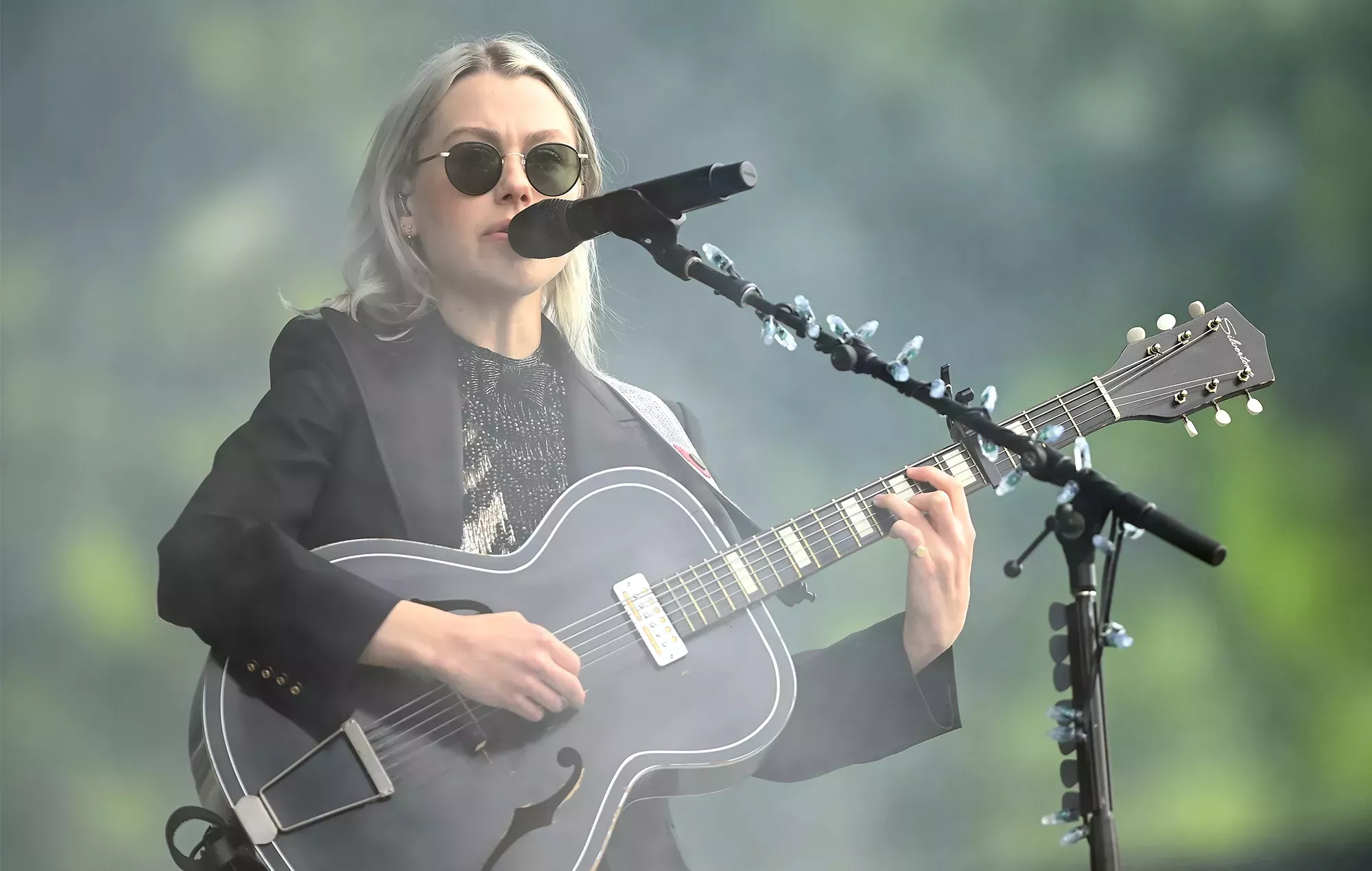 Phoebe Bridgers anuncia la muerte de su padre