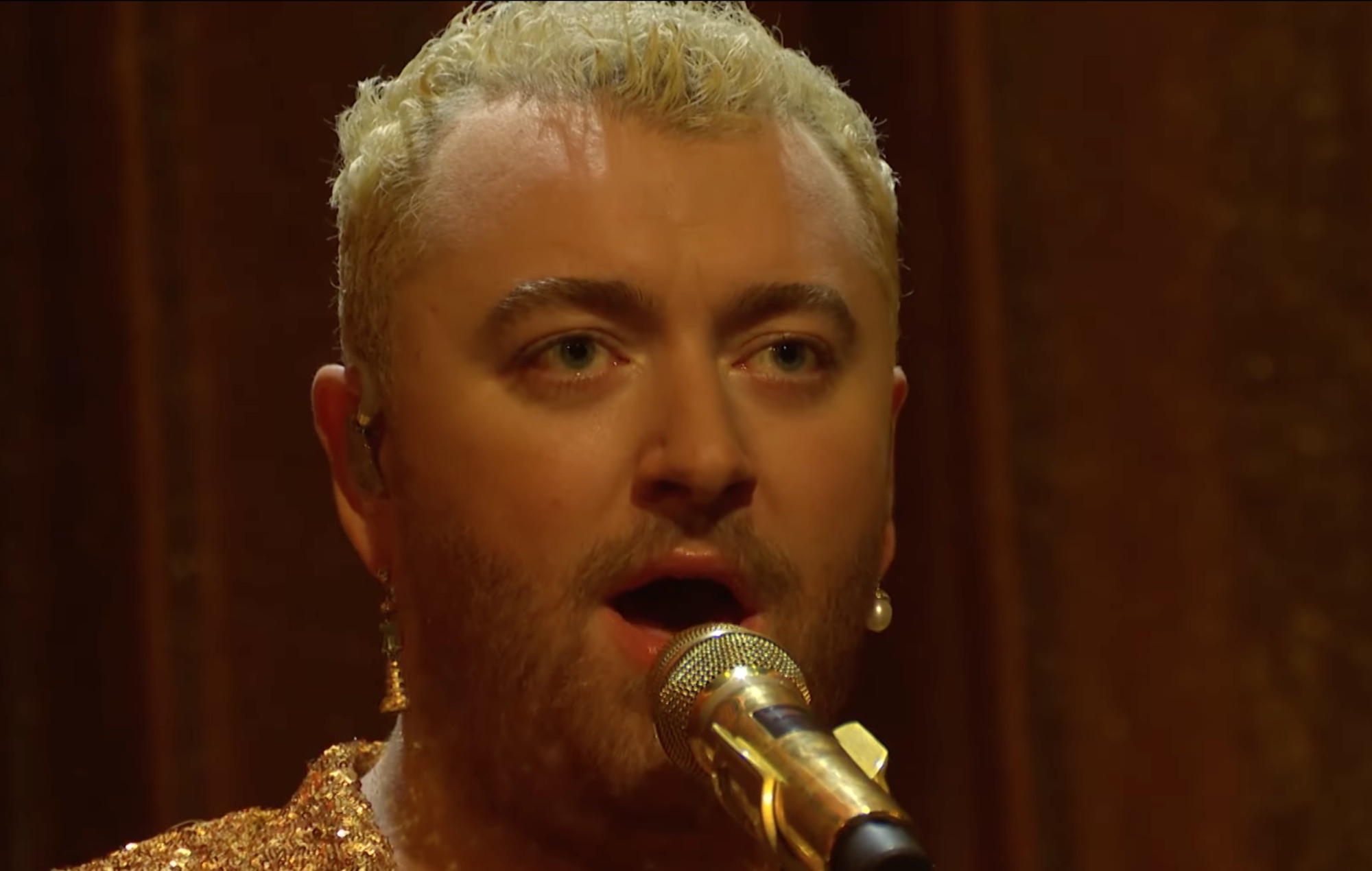 Sam Smith se une a Kim Petras para interpretar "Unholy" en "Saturday Night Live