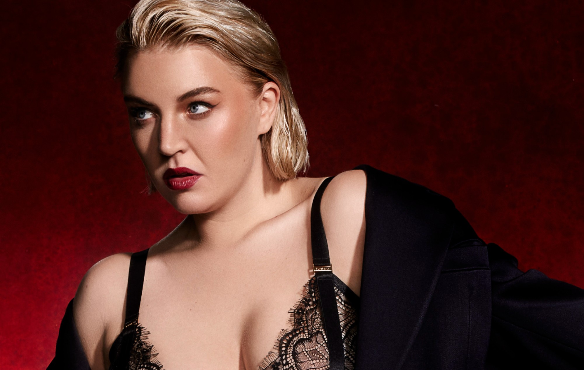 Self Esteem se convierte en "cara y cuerpo" de la campaña de San Valentín de Bluebella