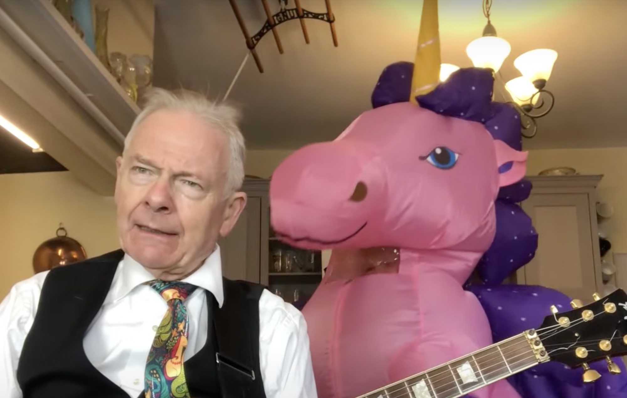 Toyah Willcox versiona un clásico de KISS disfrazada de unicornio