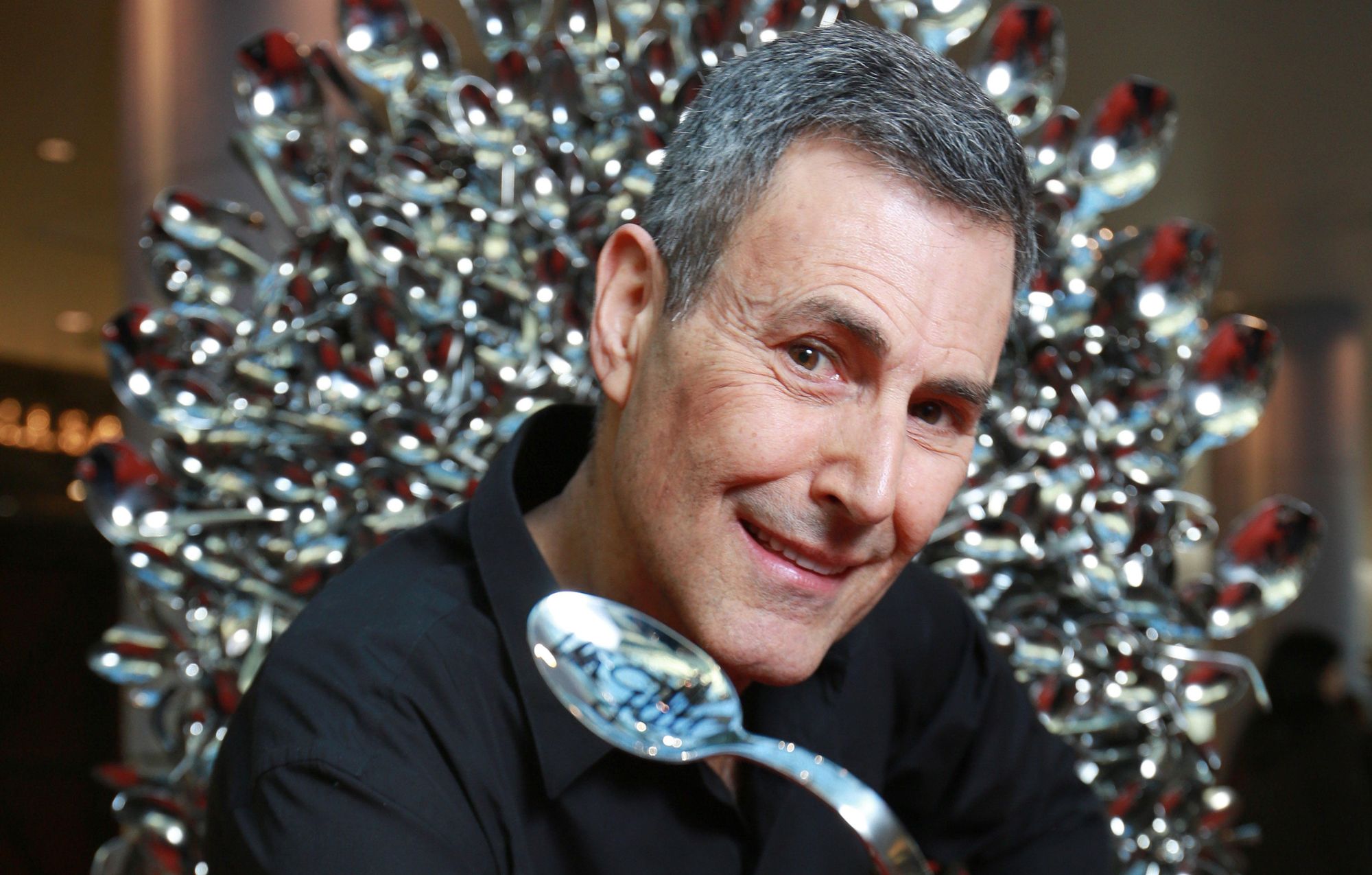 Uri Geller pide disculpas a los fans de Pokémon TCG por el regreso de Kadabra tras 22 años de pleito