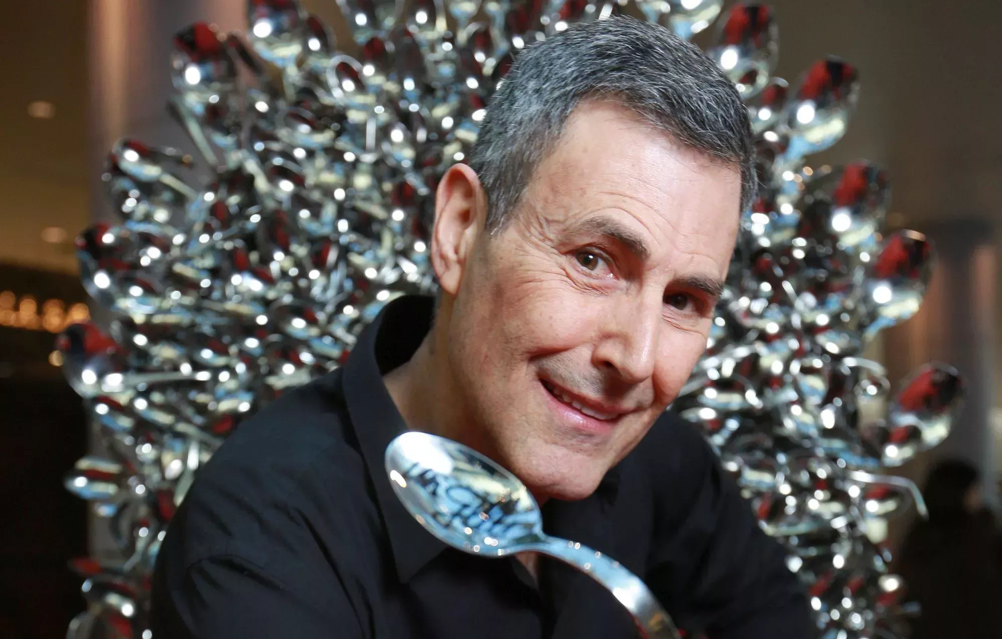 Uri Geller pide disculpas a los fans de Pokémon TCG por el regreso de Kadabra tras 22 años de pleito