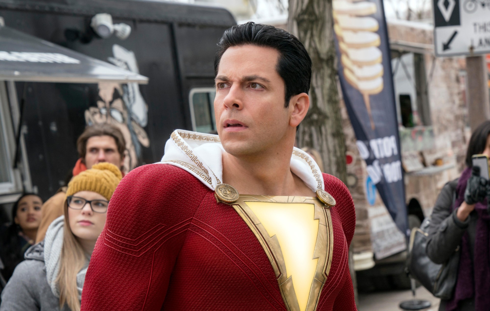 Zachary Levi, protagonista de "Shazam", provoca reacciones contra la vacuna antivacunas tras tuitear sobre el fabricante de la vacuna COVID-19