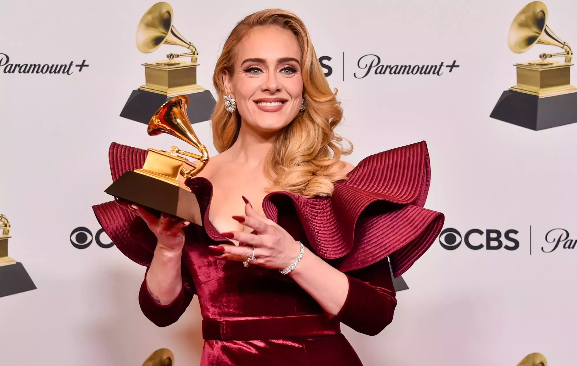 Adele espera a Rihanna en la Super Bowl y se convierte en trending meme