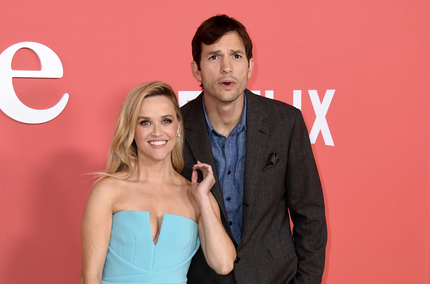 Ashton Kutcher explica las "incómodas" fotos en la alfombra roja con Reese Witherspoon