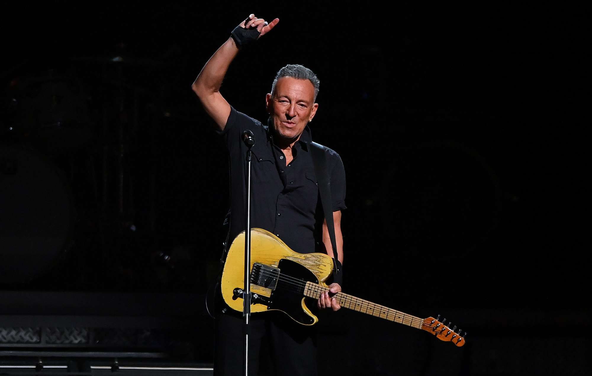Bruce Springsteen lanza su guitarra y golpea al técnico en la cabeza