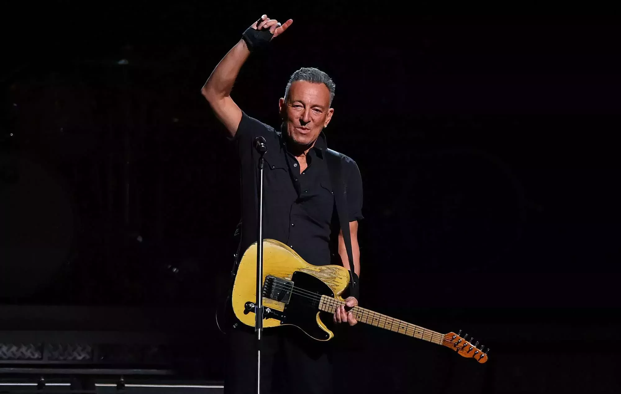 Bruce Springsteen lanza su guitarra y golpea al técnico en la cabeza