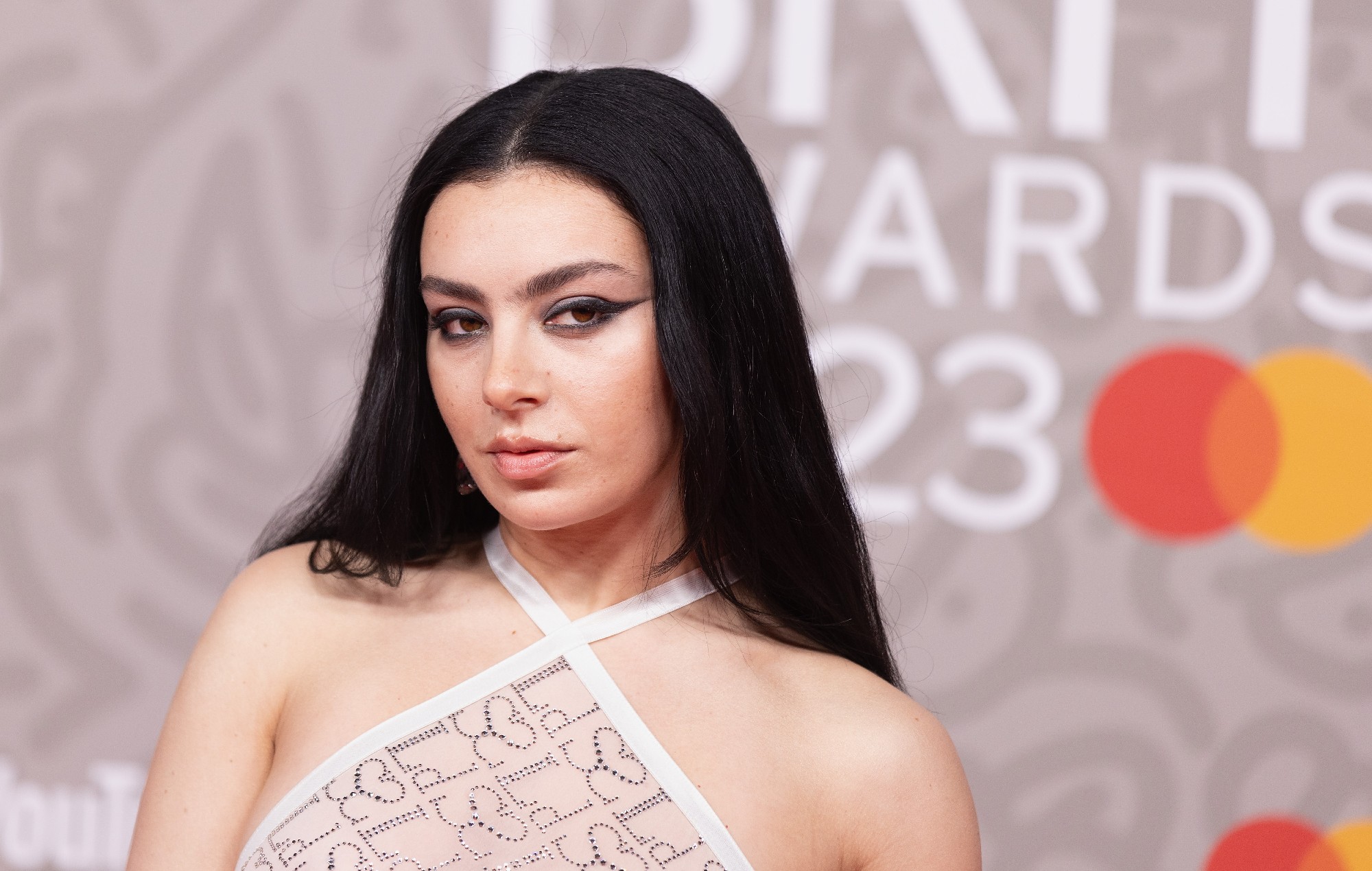 Charli XCX critica la lista masculina de artistas del año de los BRITs