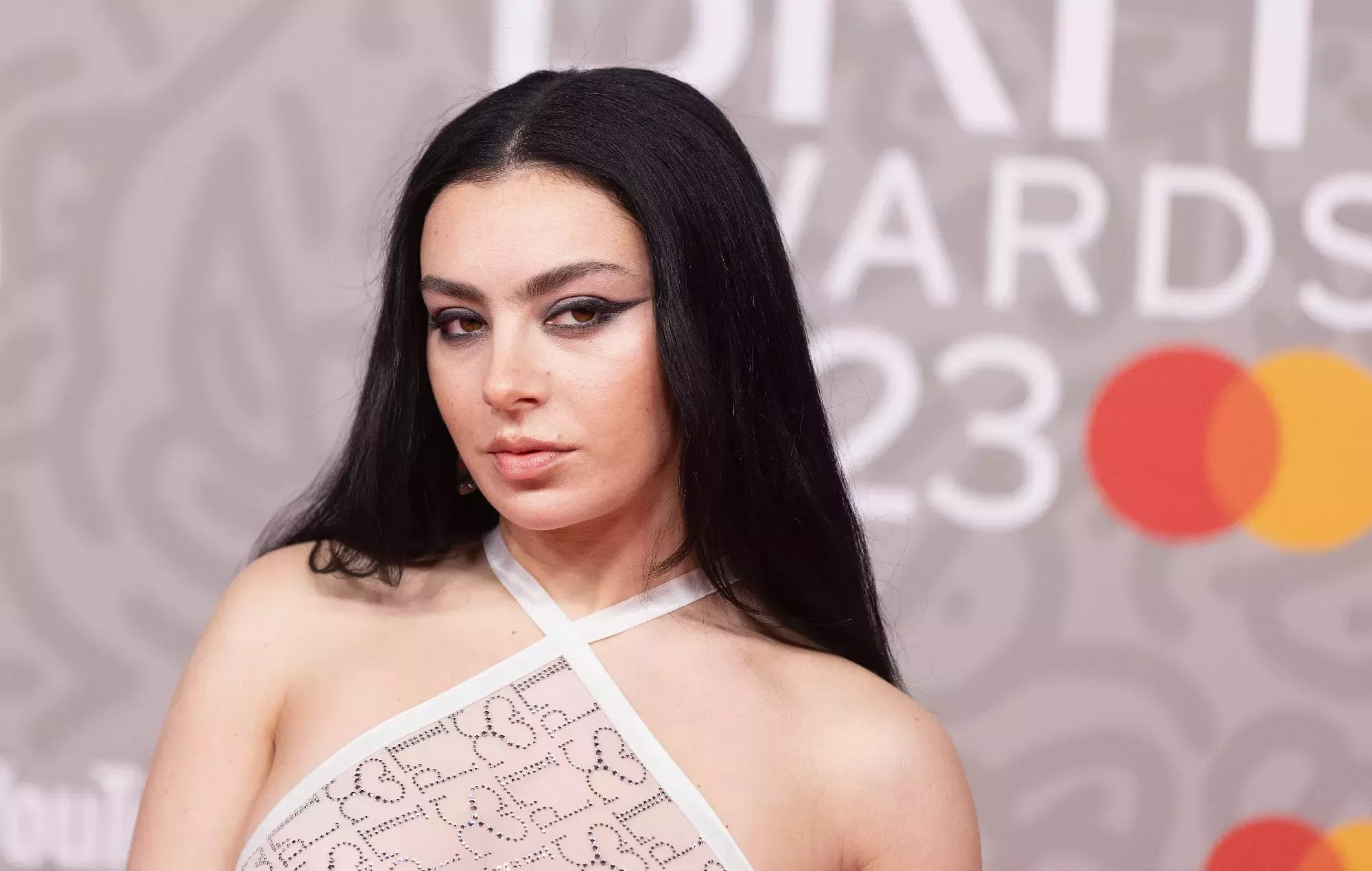 Charli XCX critica la lista masculina de artistas del año de los BRITs