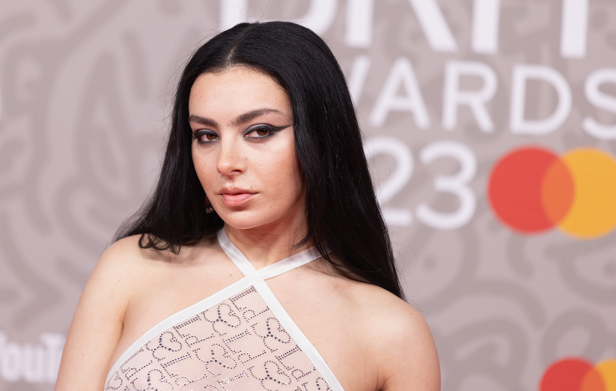 Charli XCX sobre la remezcla de 'Welcome To My Island' de Caroline Polachek: "Me sentí honrada cuando me lo pidió"