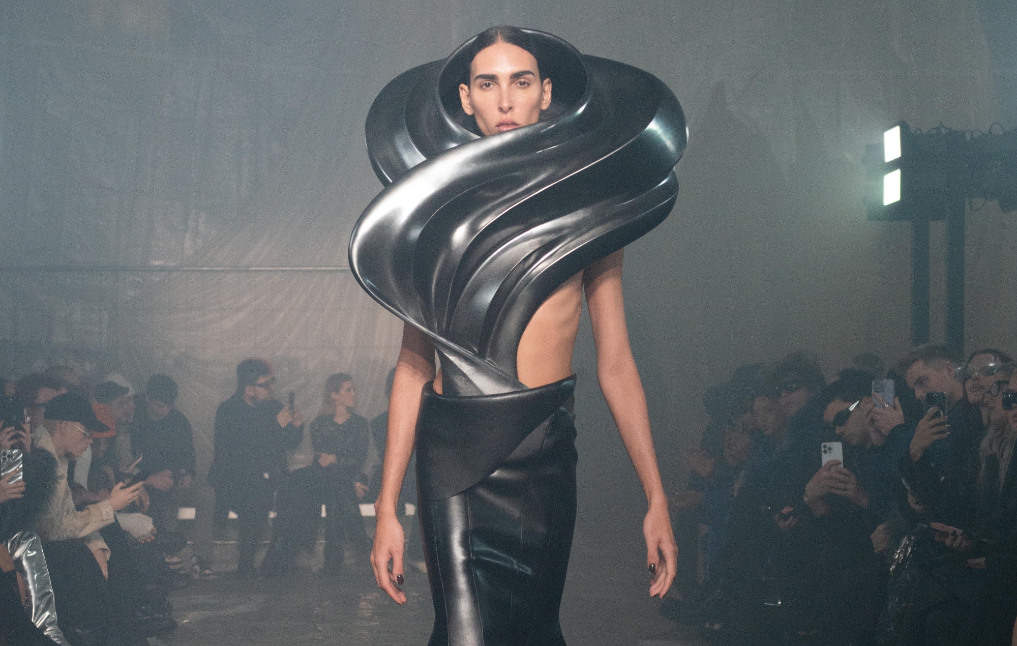 Diablo 4' aparece en la Semana de la Moda de Milán con un traje de Han Kjøbenhavn