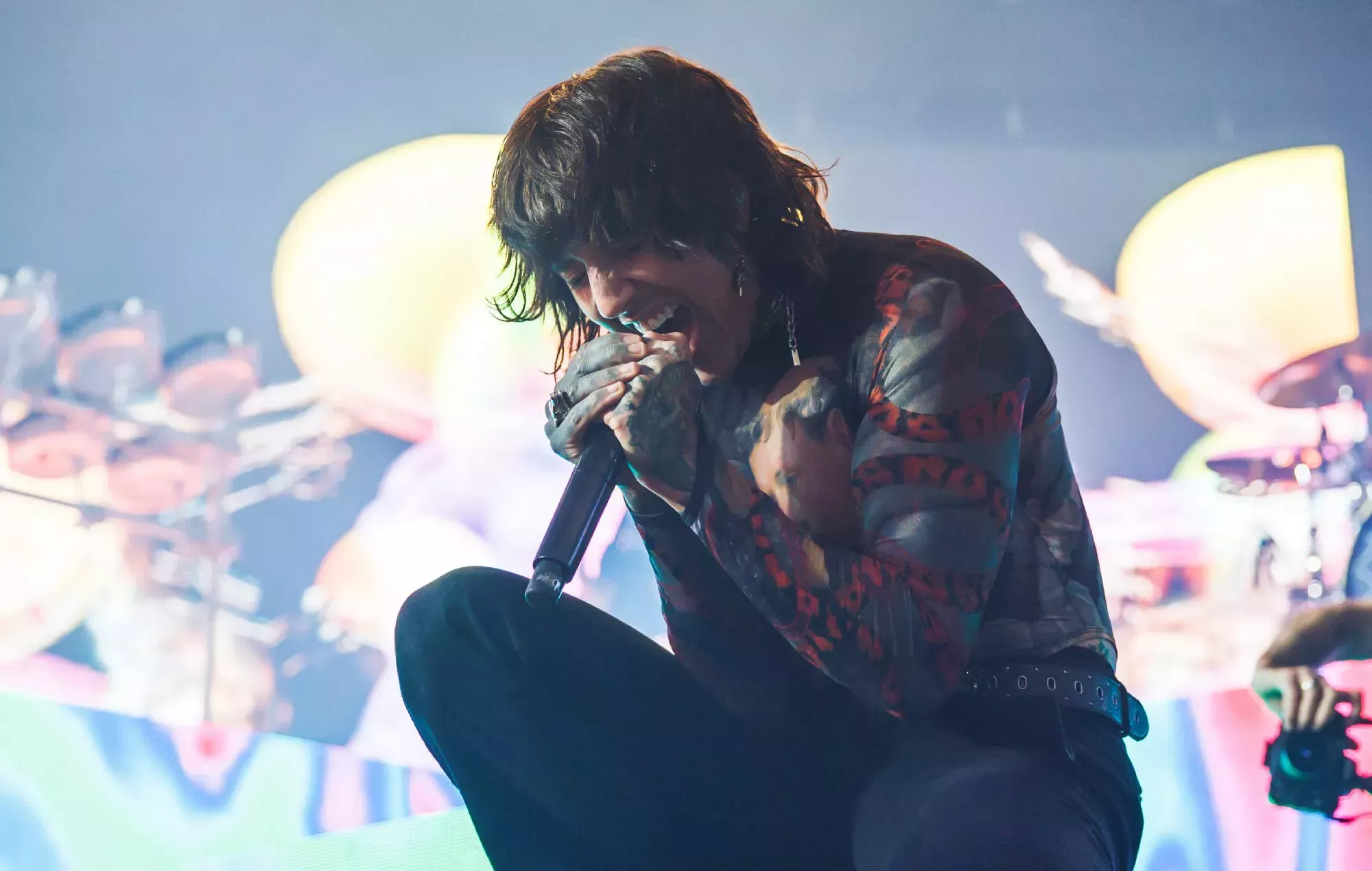 El escritor infantil Oliver Sykes pasó horas respondiendo a más de 1.000 correos electrónicos dirigidos al líder de Bring Me The Horizon.