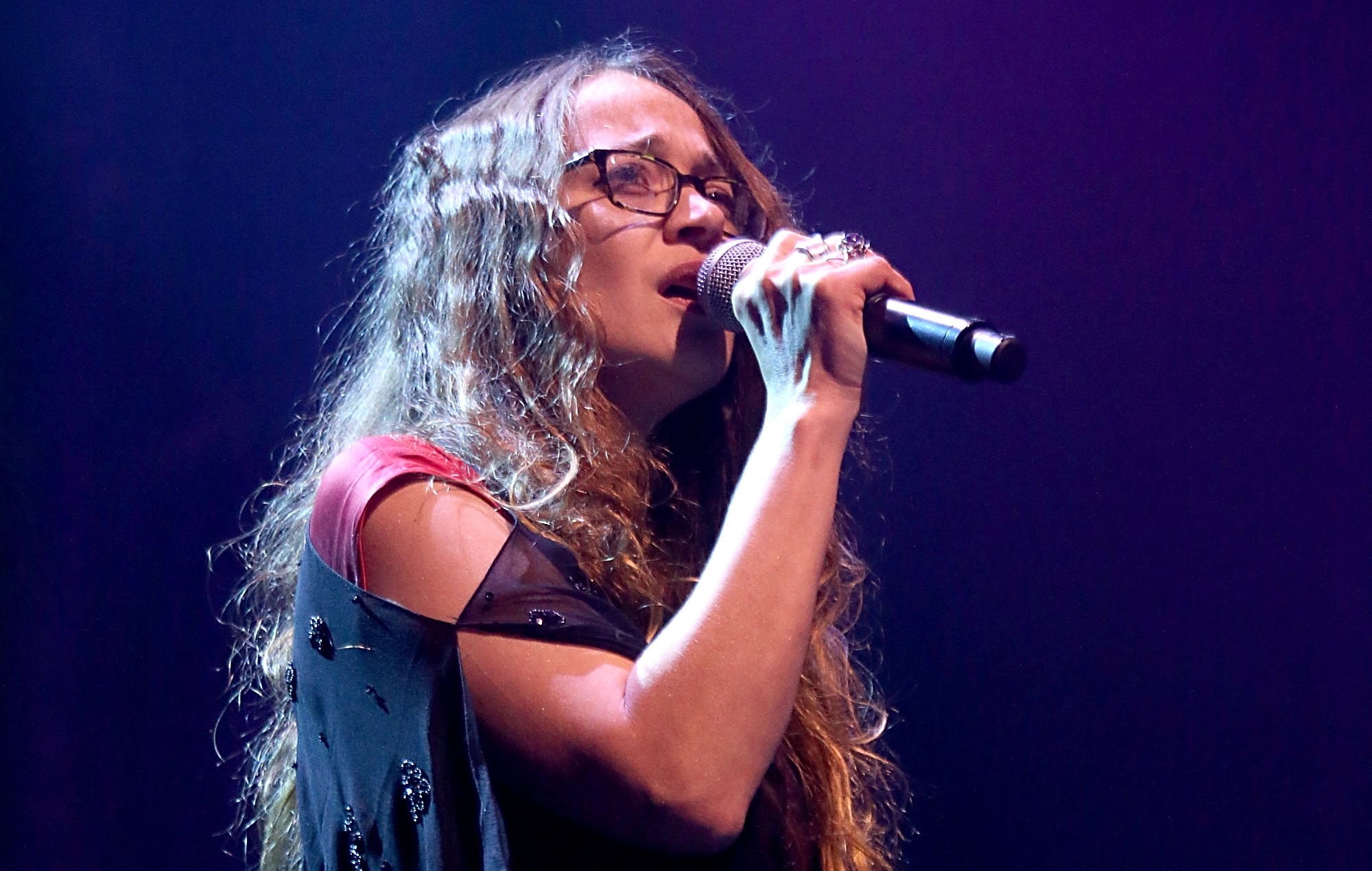 Fiona Apple narra y puntúa un nuevo anuncio de servicio público sobre la vigilancia de los tribunales