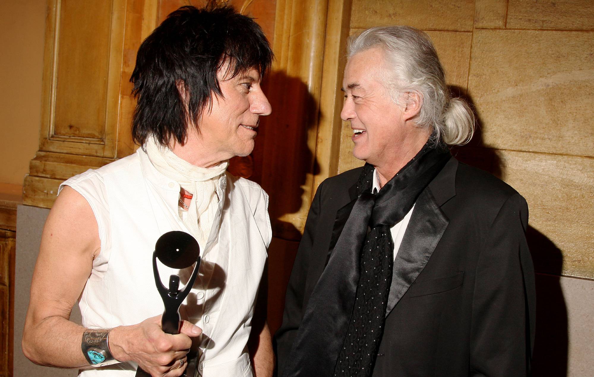 Jimmy Page rinde homenaje a Jeff Beck como "el jefe tranquilo" en su funeral