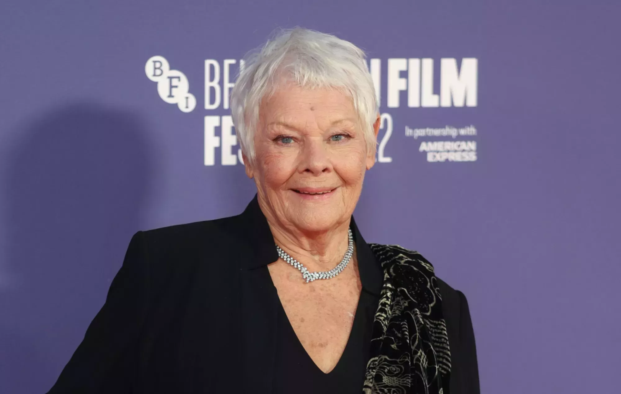 Judi Dench dice que ya no puede leer guiones por su pérdida de visión: 