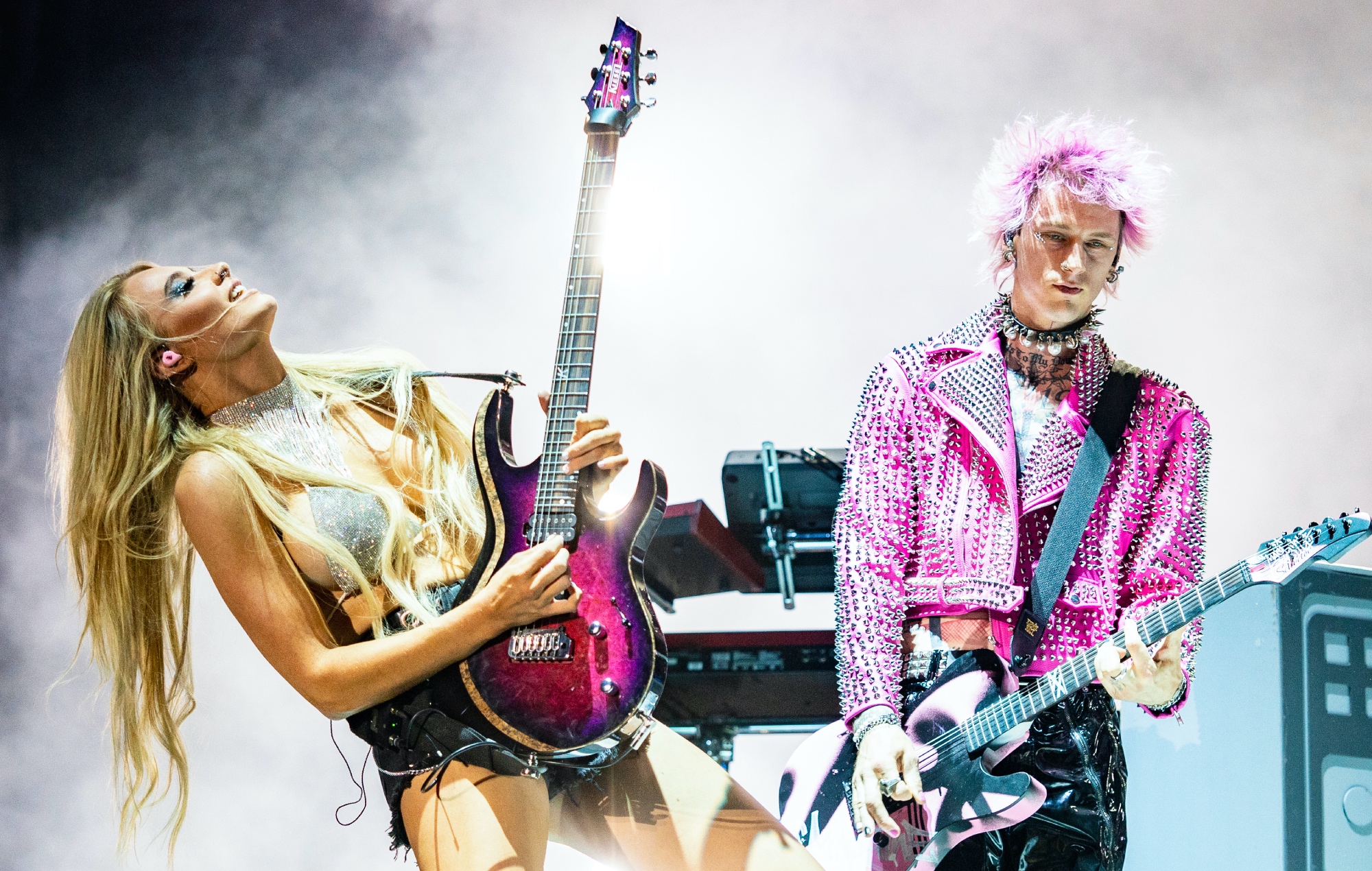 La guitarrista de Machine Gun Kelly, Sophie Lloyd, niega los rumores de que tuvieran un romance