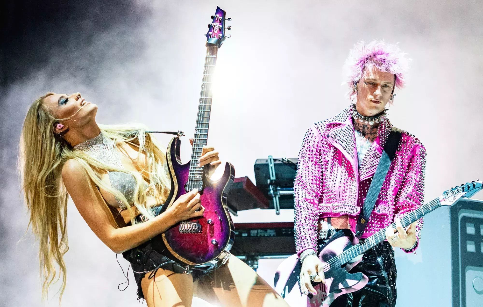 La guitarrista de Machine Gun Kelly, Sophie Lloyd, niega los rumores de que tuvieran un romance