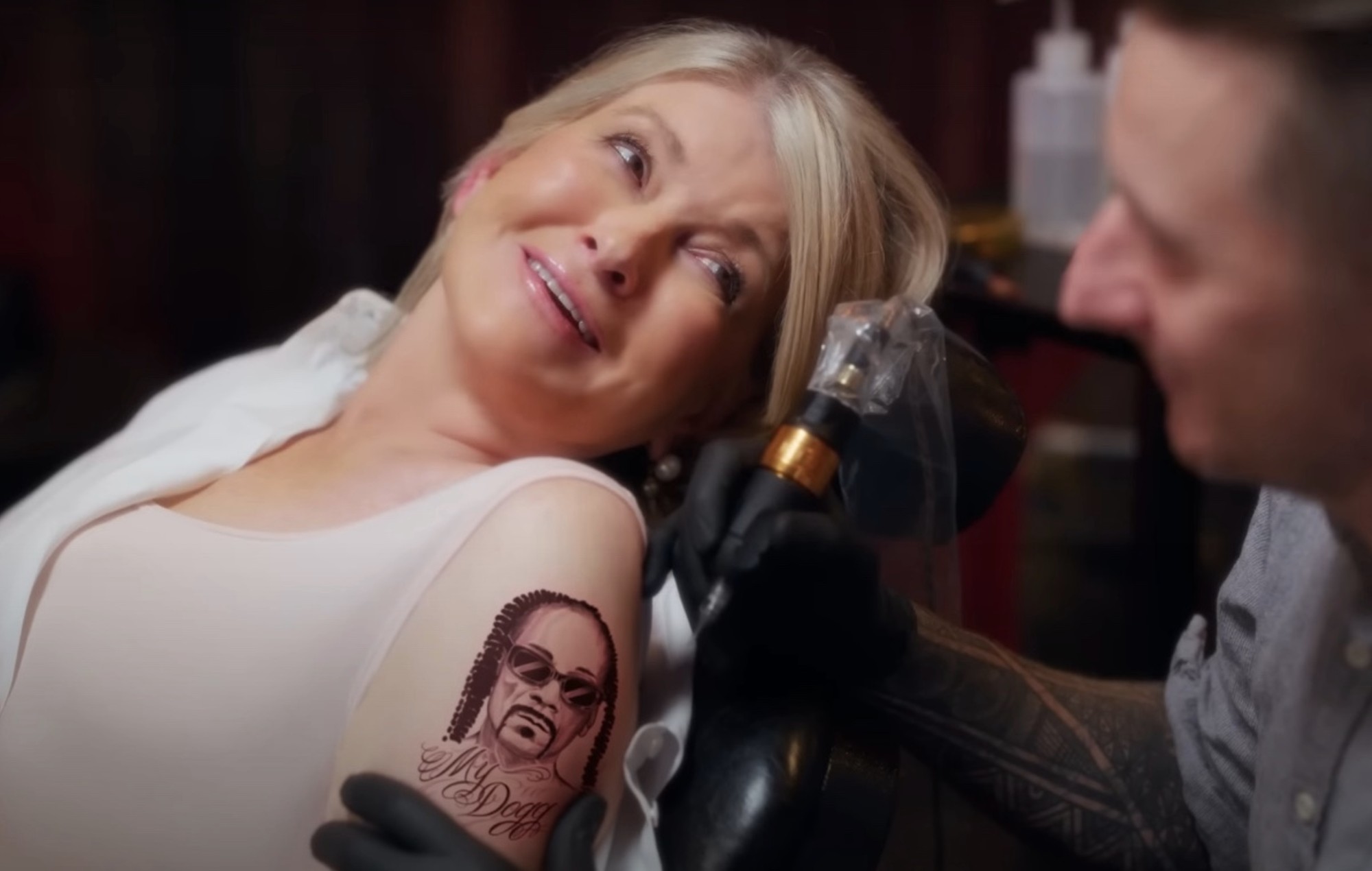 Martha Stewart se hace un enorme tatuaje de Snoop Dogg en un anuncio de la Super Bowl