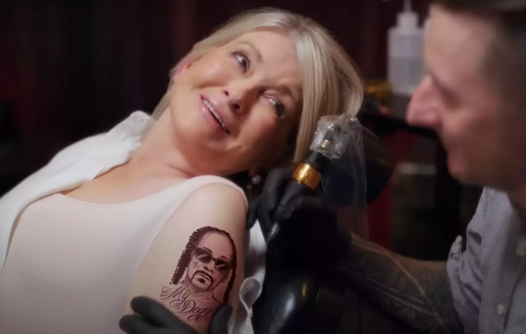 Martha Stewart se hace un enorme tatuaje de Snoop Dogg en un anuncio de la Super Bowl