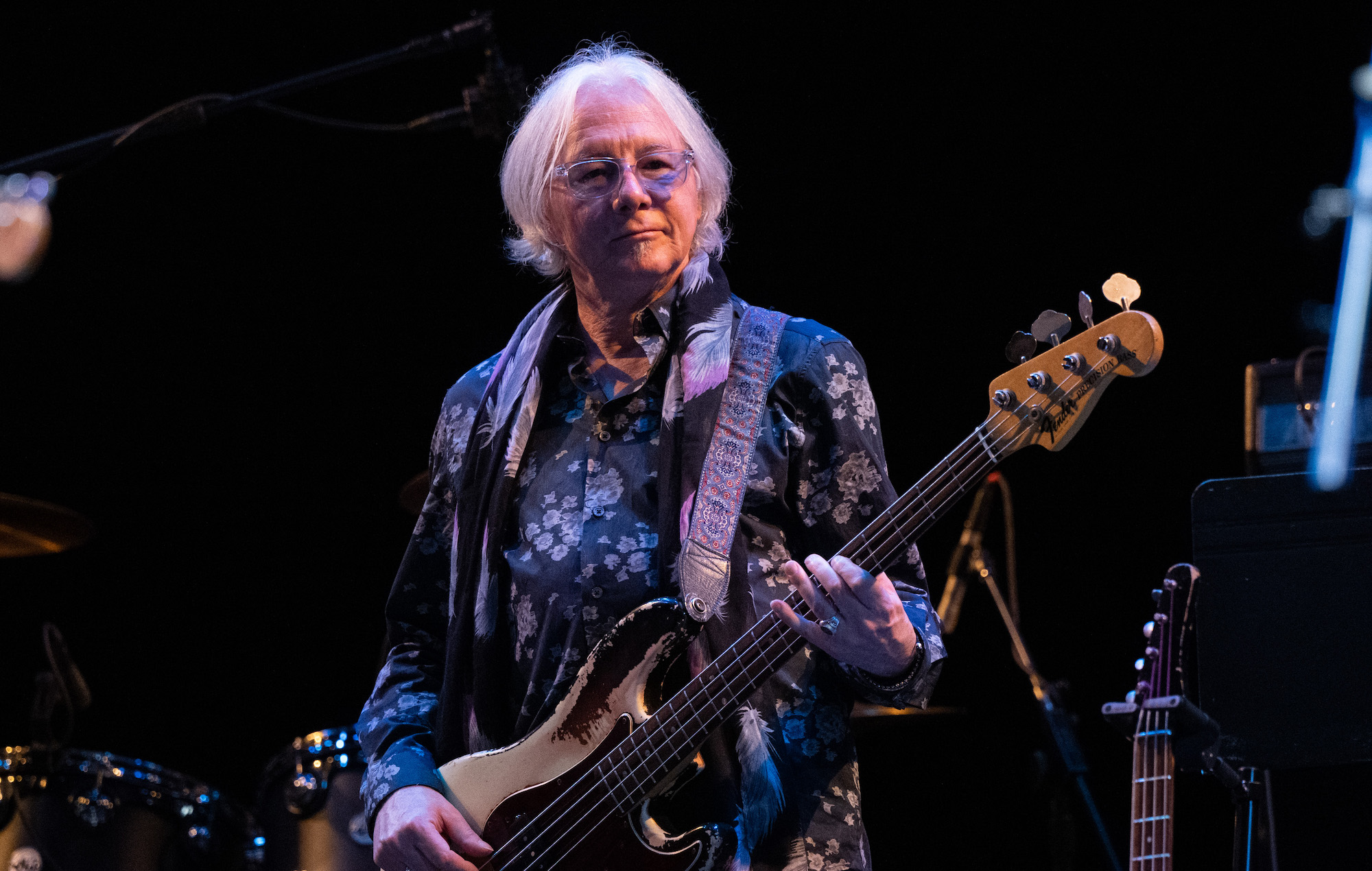 Mike Mills, de R.E.M., responde a la afirmación de Alex Jones de que todos los artistas pidieron "comprometerse con Lucifer" antes de firmar contratos discográficos