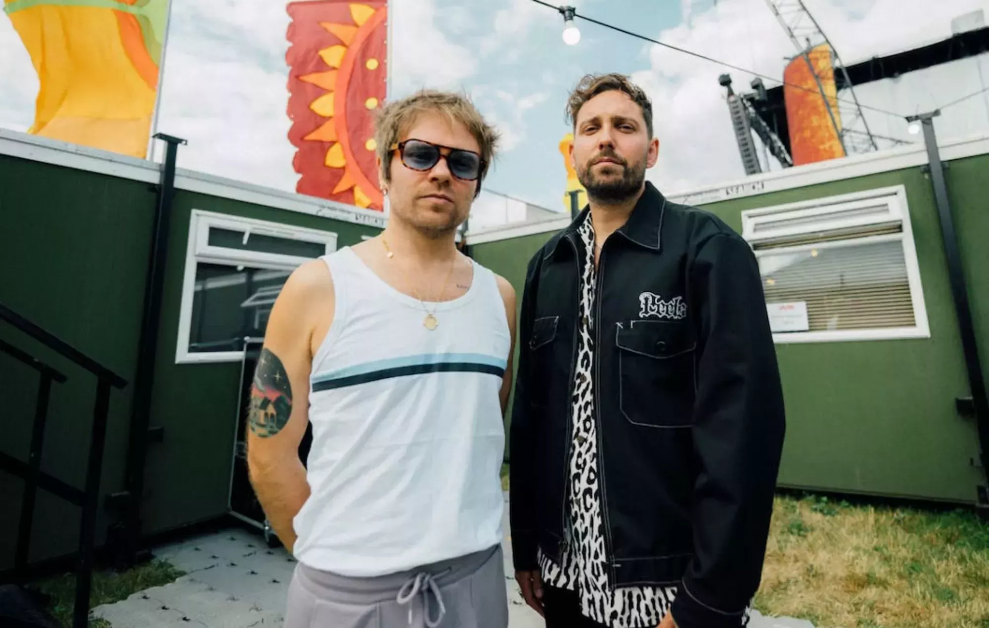 Mira a Rou Reynolds de Enter Shikari unirse a You Me At Six en el escenario