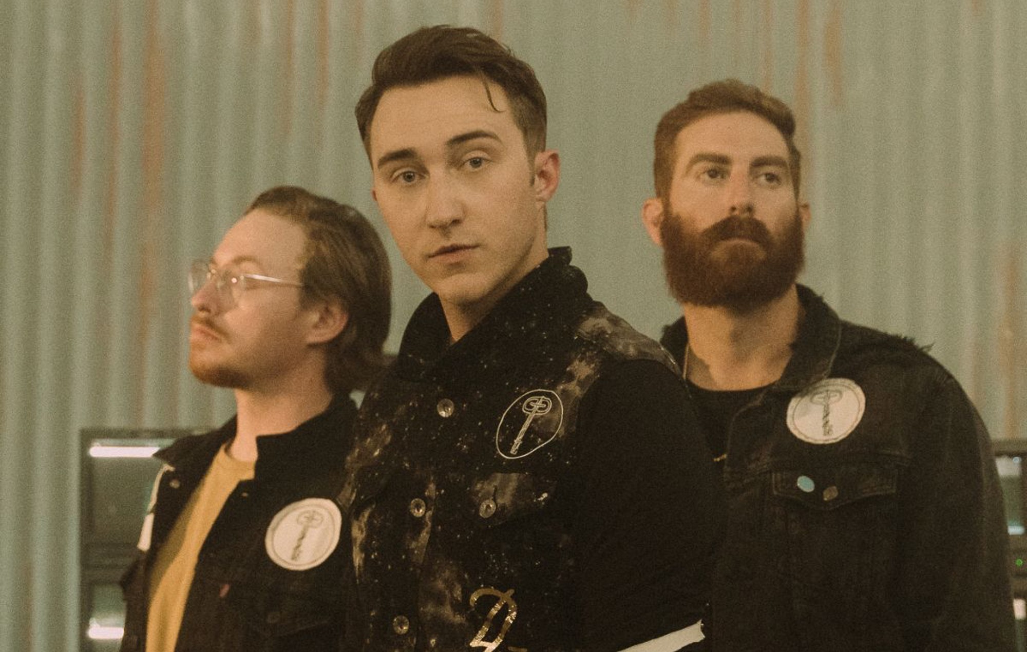 Poe The Passenger anuncia el lanzamiento de "Hologram", el éxito viral de TikTok generado por IA