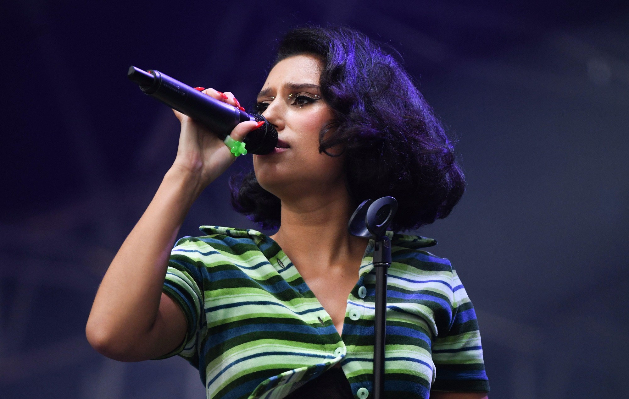 RAYE habla sobre su "peligroso" consumo de drogas en el pasado