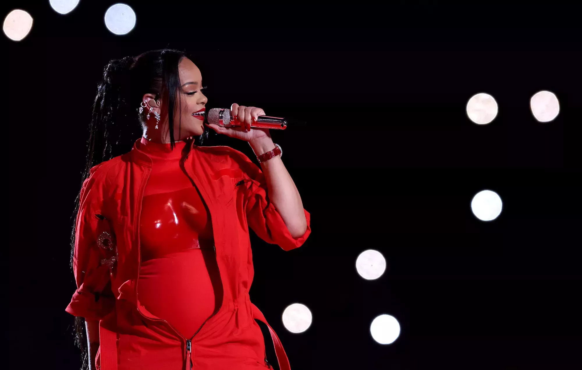Rihanna rinde homenaje a un icono de la moda en la Super Bowl