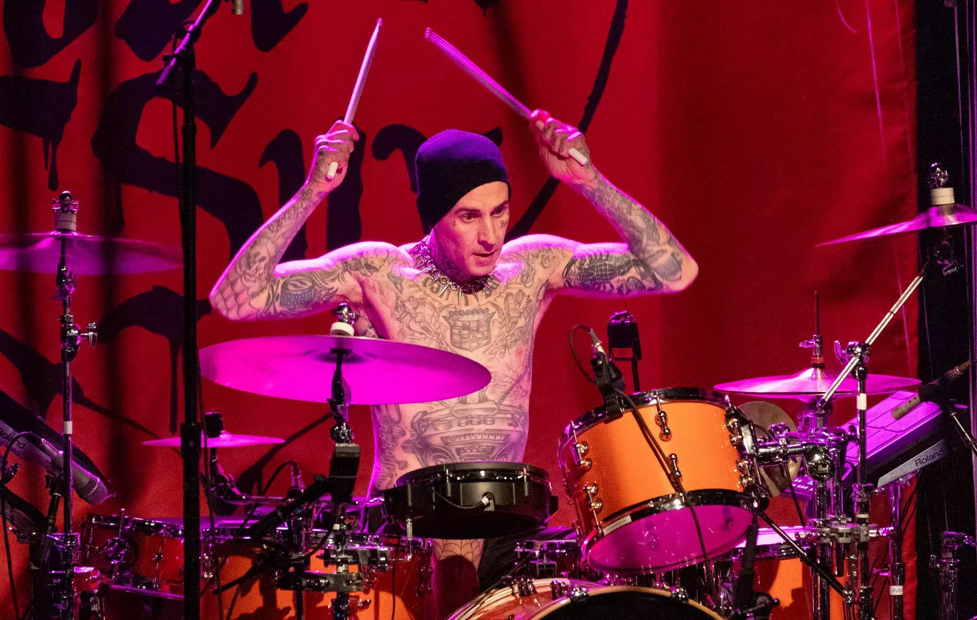 Travis Barker sufre una fea lesión durante los ensayos de la gira de Blink-182