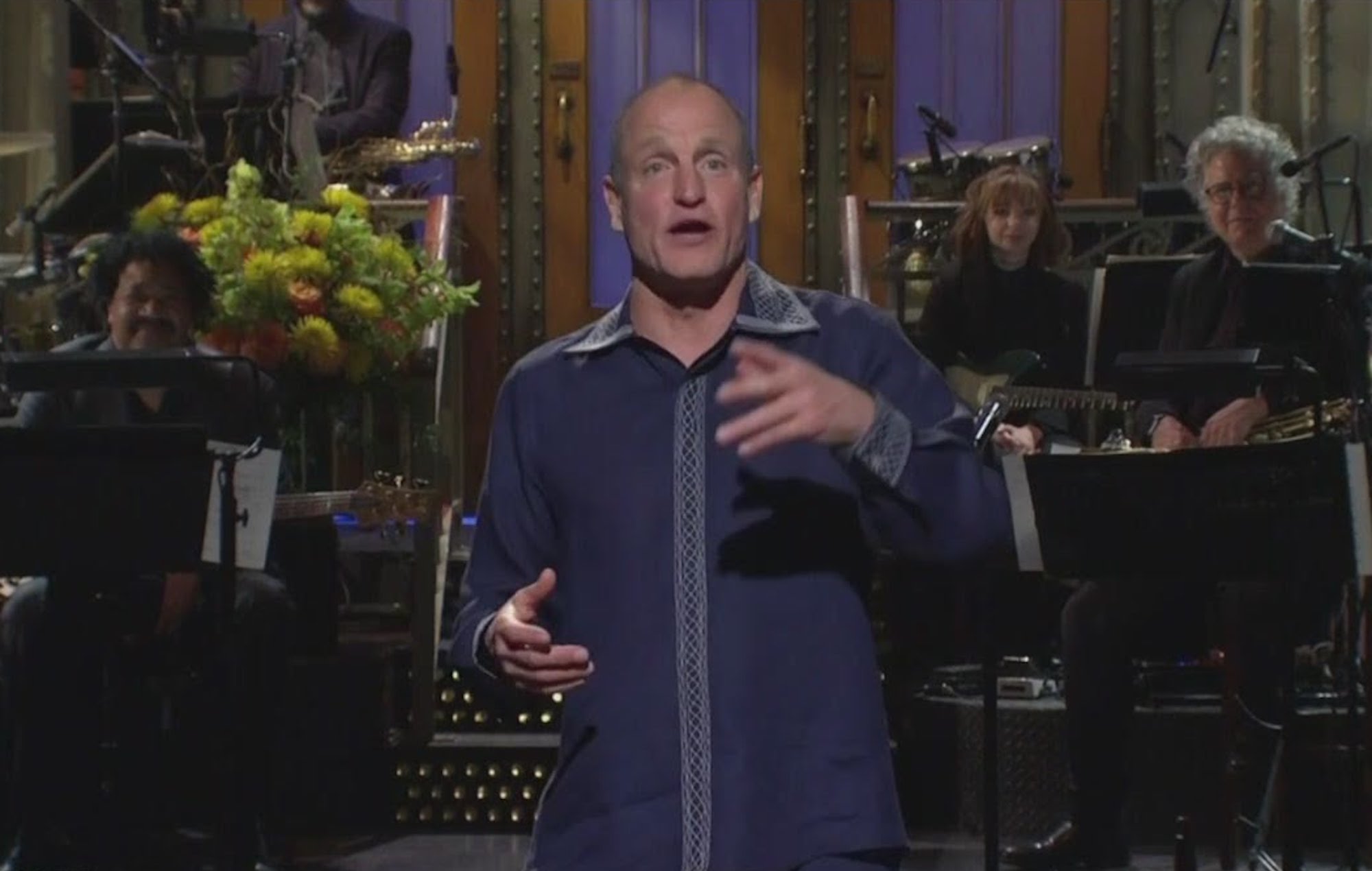 Woody Harrelson comparte sus conspiraciones sobre la vacuna COVID en el monólogo de "SNL