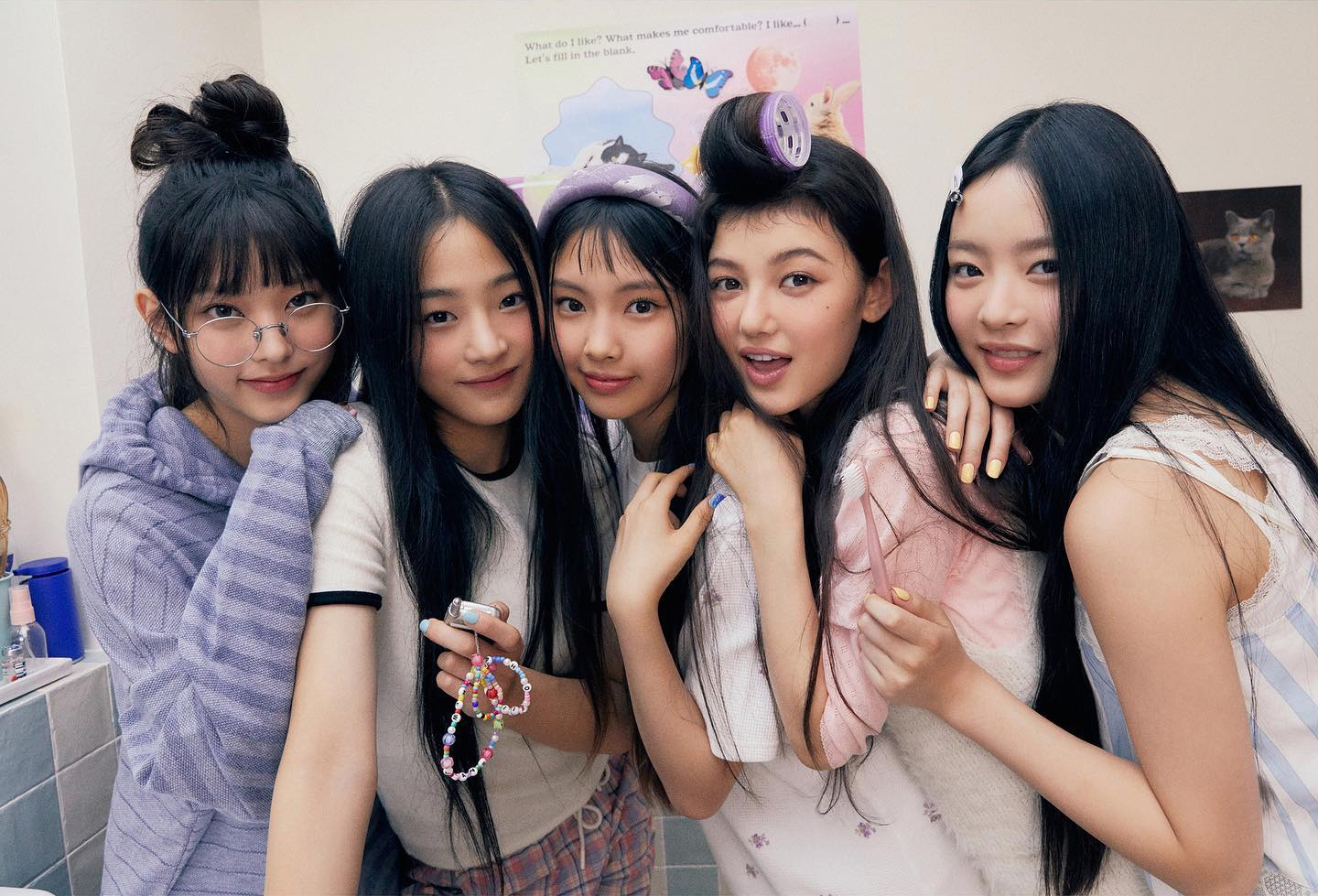 ¿A qué empresa pertenece NewJeans?