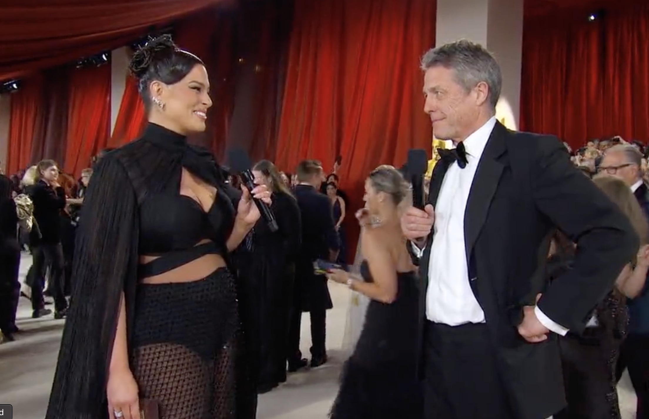 Ashley Graham comenta la "incómoda" entrevista de los Oscars con Hugh Grant
