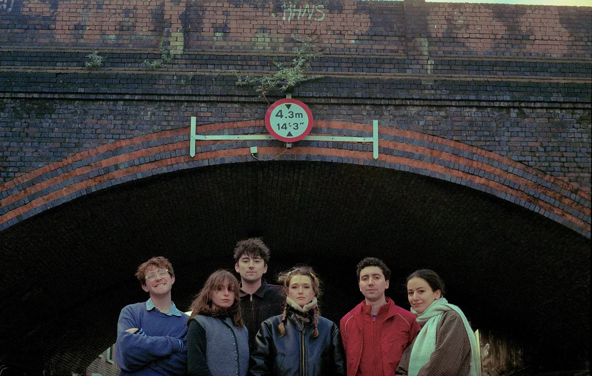 Black Country y New Road anuncian un nuevo álbum en directo y su mayor concierto hasta la fecha