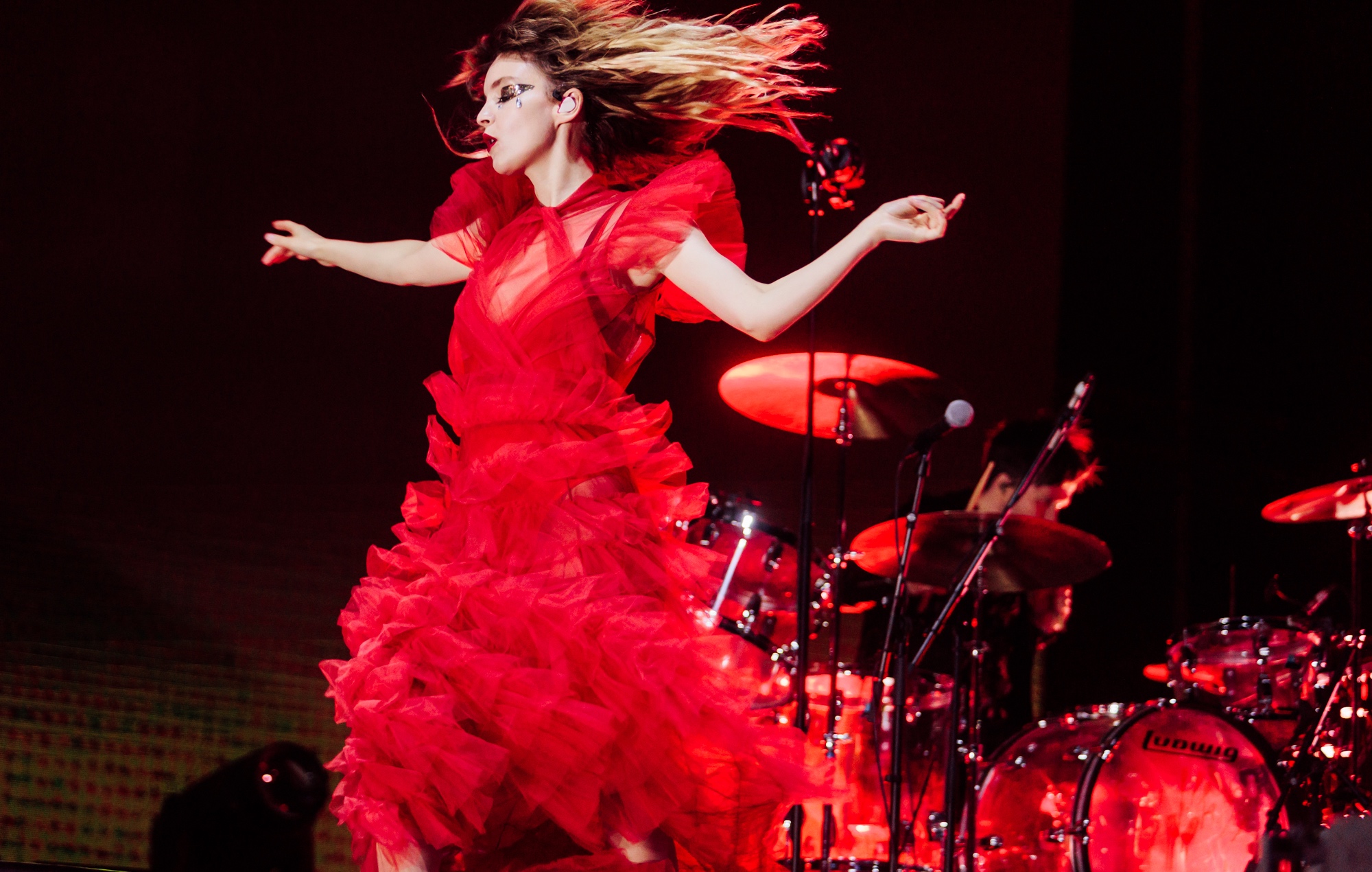 Chvrches toca por primera vez su nuevo single "Over