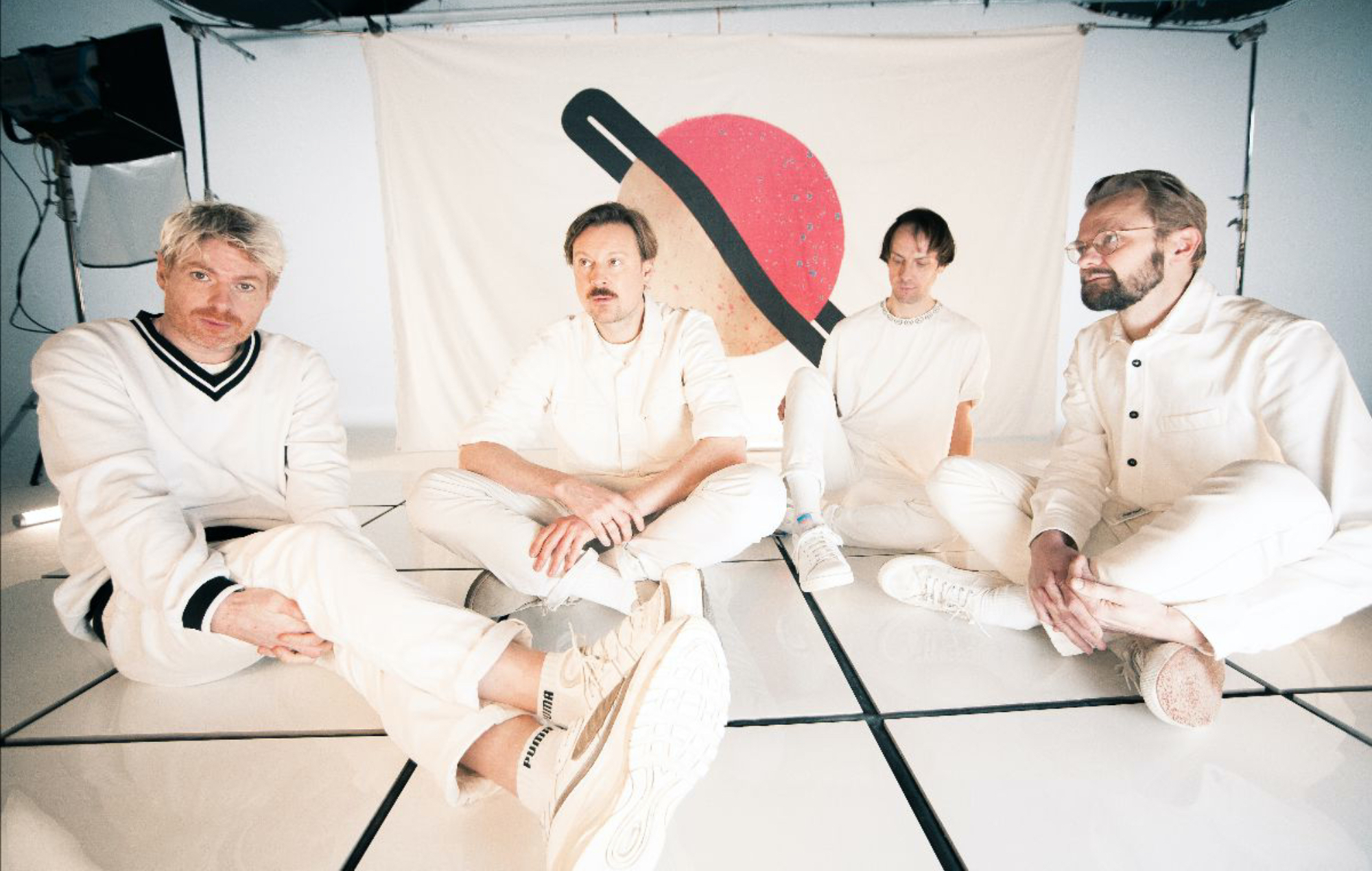 Django Django comparten nuevo single 'Don't Touch That Dial' y segunda parte de su nuevo álbum 'Off Planet'