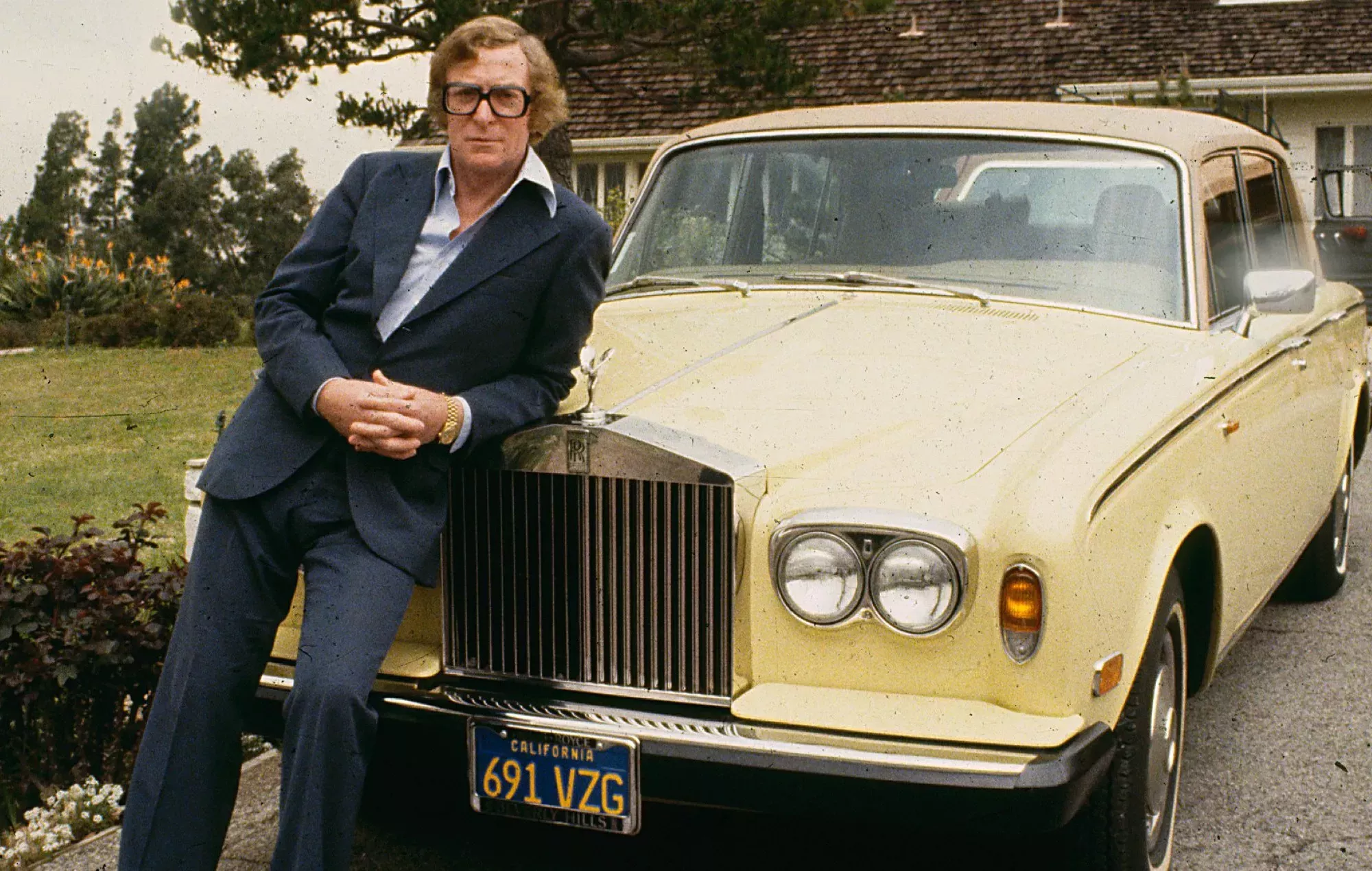 El primer coche de Sir Michael Caine, un Rolls Royce, se vende por 120.000 libras en una subasta