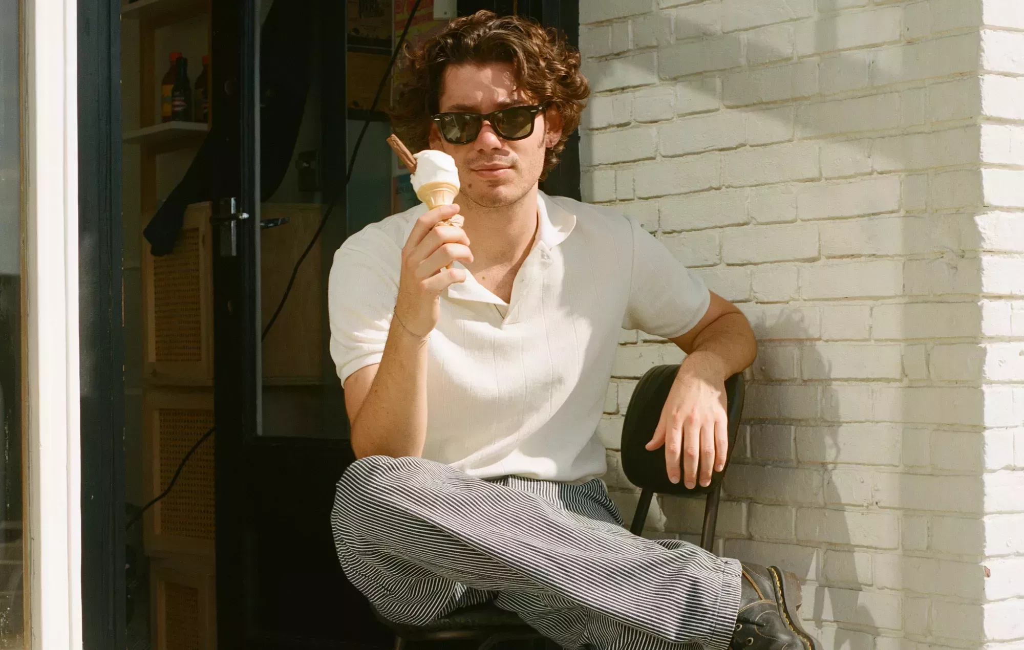 Escucha la versión en simlish de Eli Smart de 