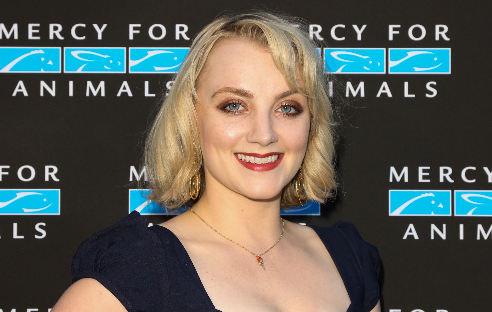 Evanna Lynch, actriz de "Harry Potter", defiende a J.K. Rowling en la polémica sobre la transexualidad