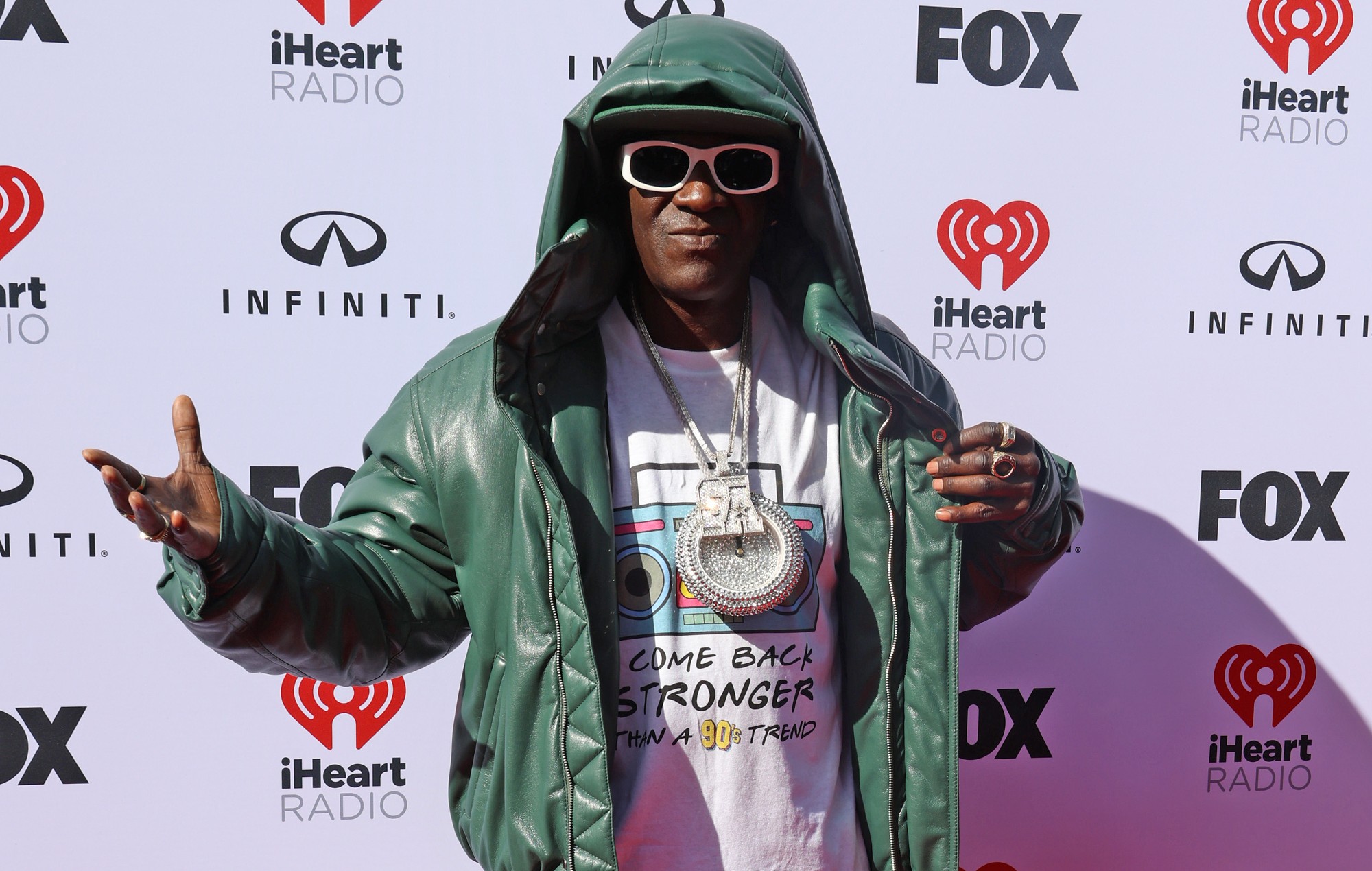 Flavor Flav confirma su condición de "Swiftie" en los iHeart Radio Music Awards