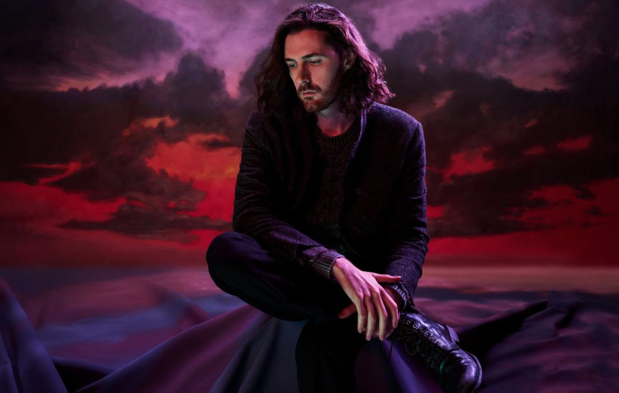 Hozier comparte su introspectivo nuevo EP 'Eat Your Young' y anuncia fechas de su gira por el Reino Unido
