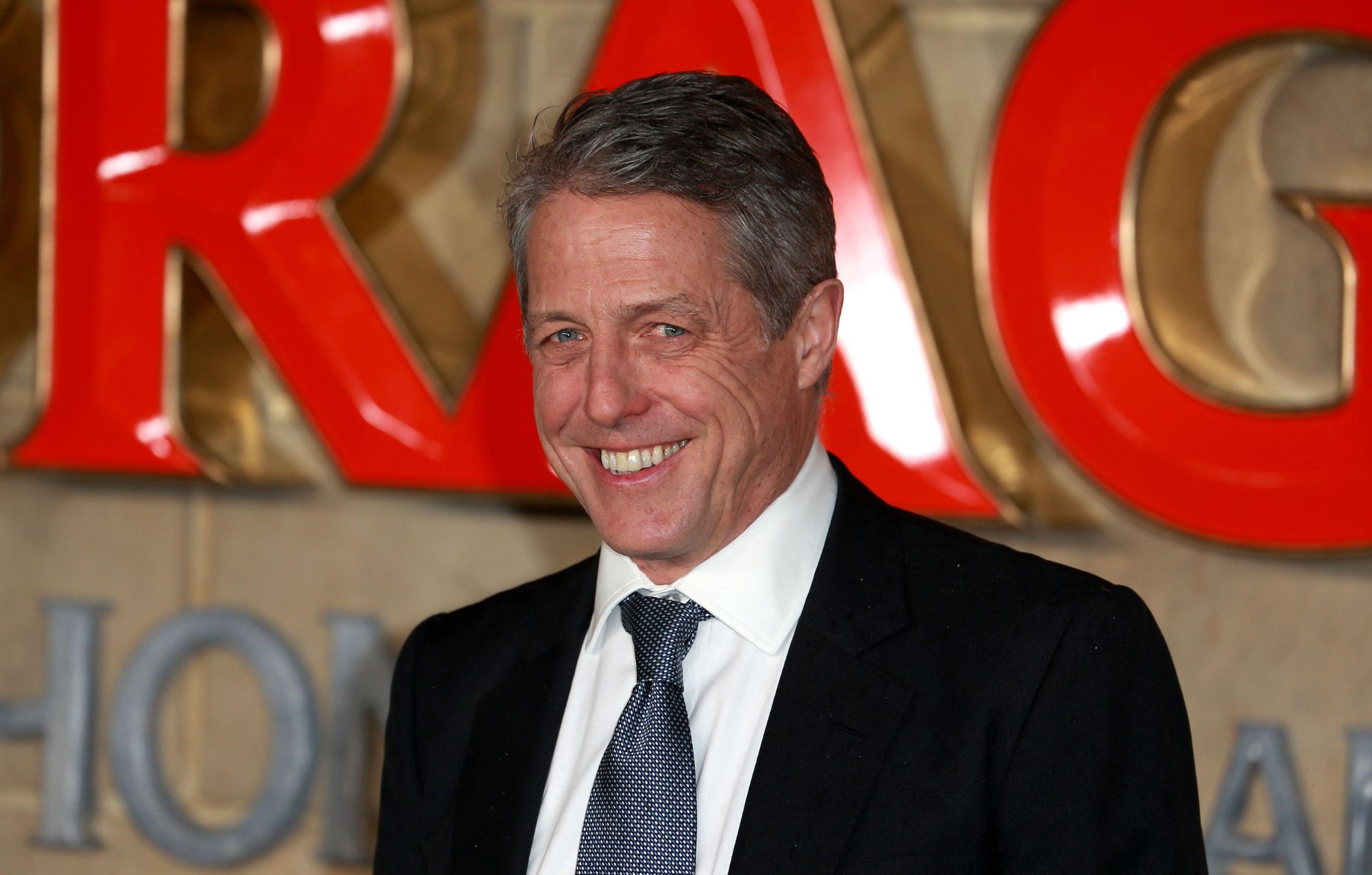Hugh Grant dice que los platós de cine son "raros" y "tristes" por la dependencia tecnológica de la gente
