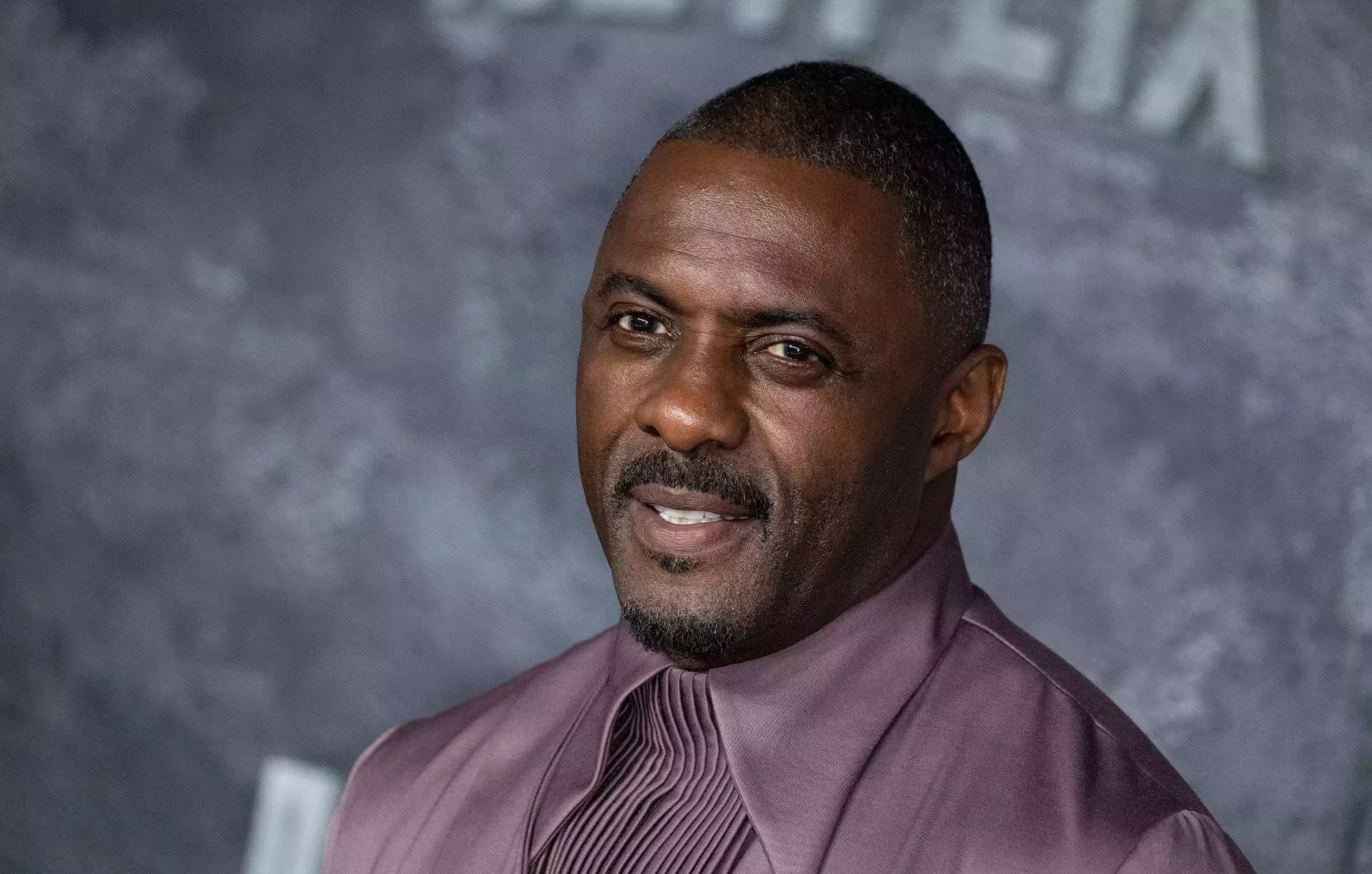 Idris Elba responde a las críticas sobre por qué no se autodenomina 