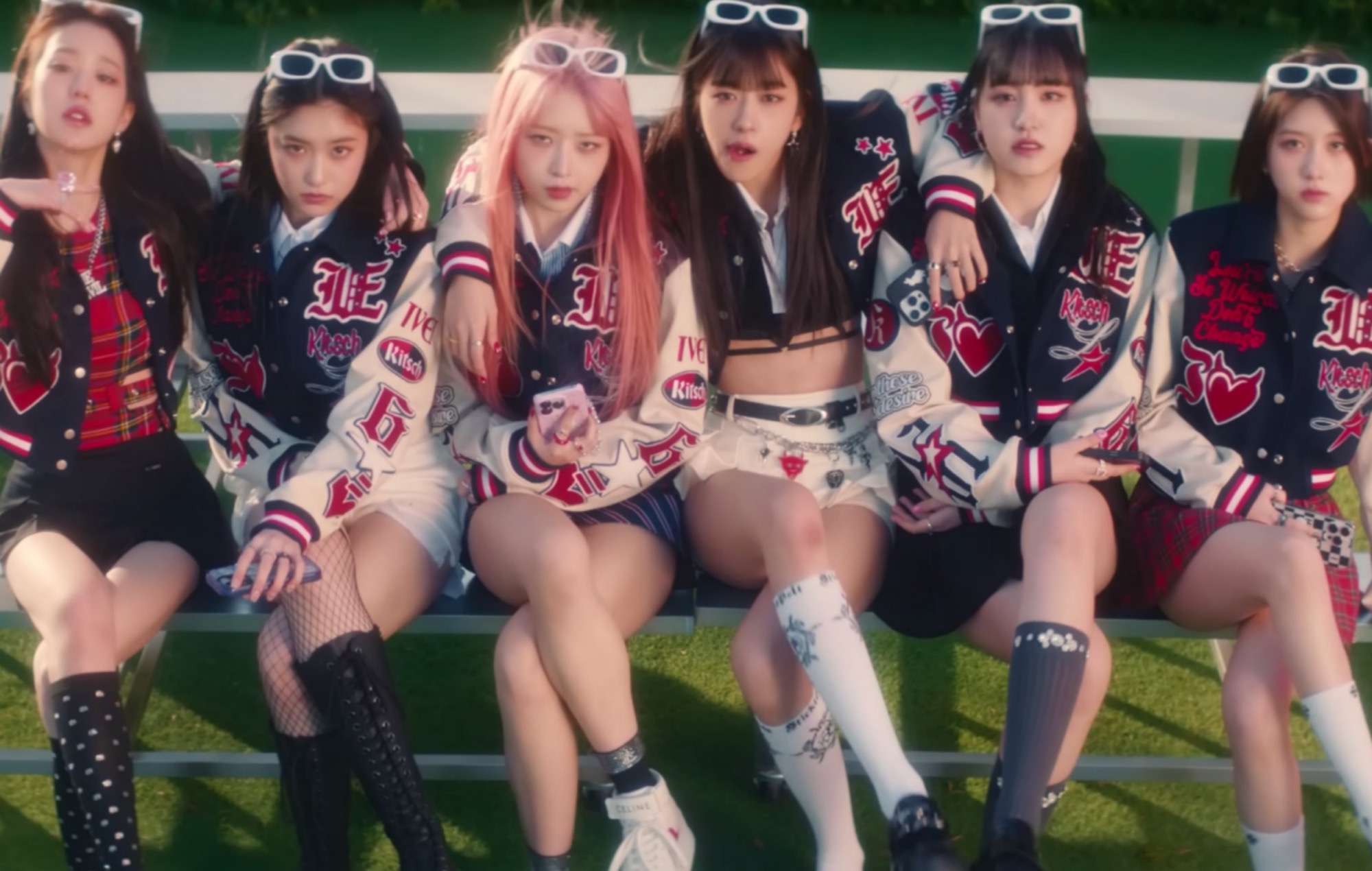 IVE lanza el despreocupado videoclip de su single de adelanto "Kitsch".