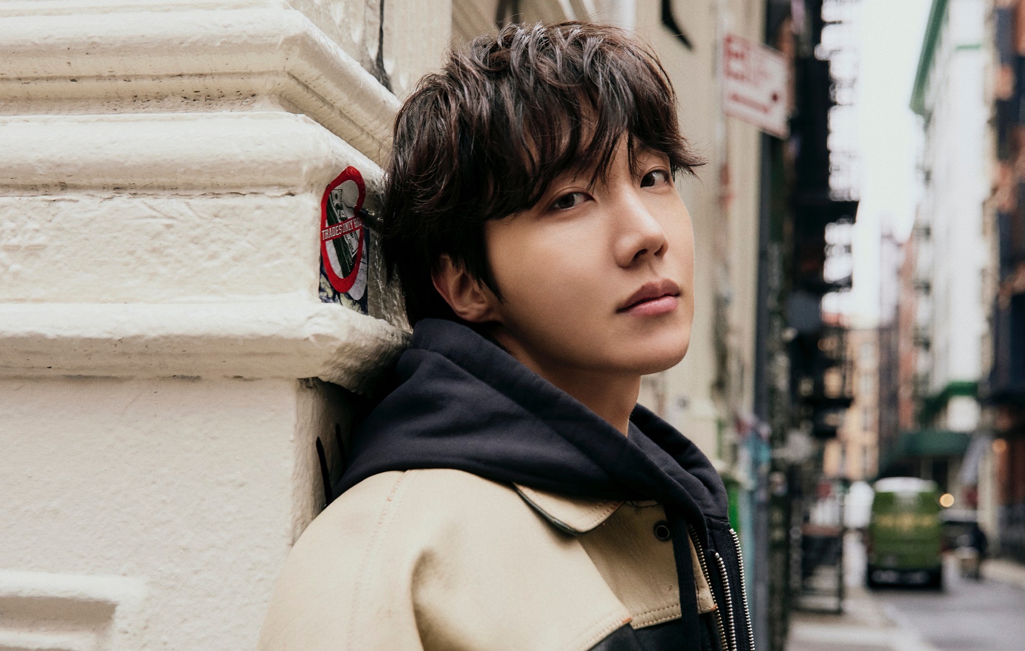 J-hope, de BTS, dice que su padre al principio estaba "en contra" de su afición por el baile