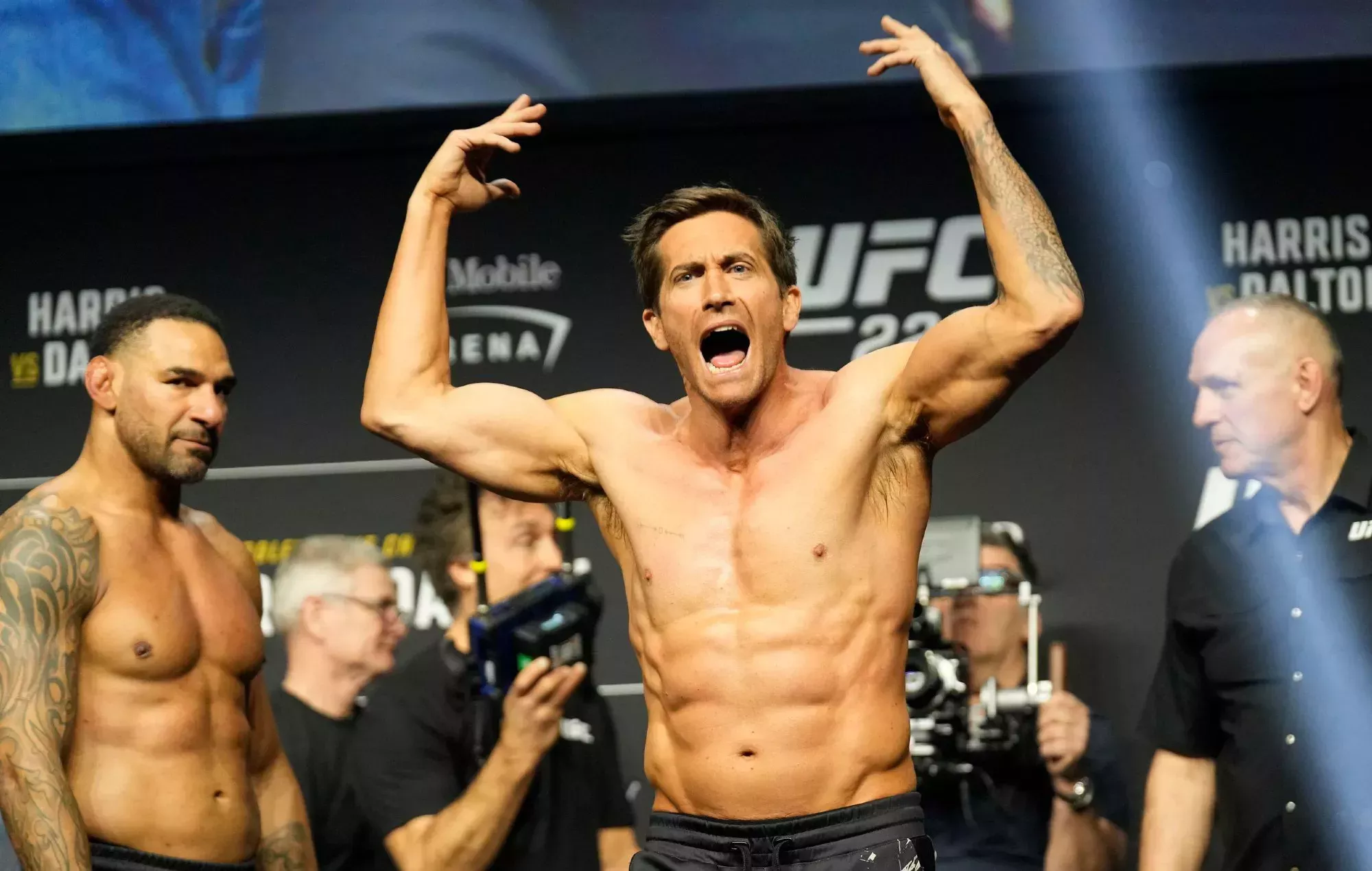 Jake Gyllenhaal filma una escena de lucha en un evento de la UFC para el remake de 