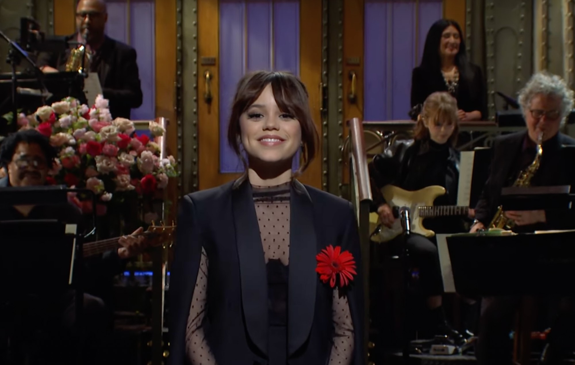 Jenna Ortega, protagonista de 'Wednesday' y 'Scream', niega ser "oscura y retorcida" en el monólogo inicial de 'SNL'