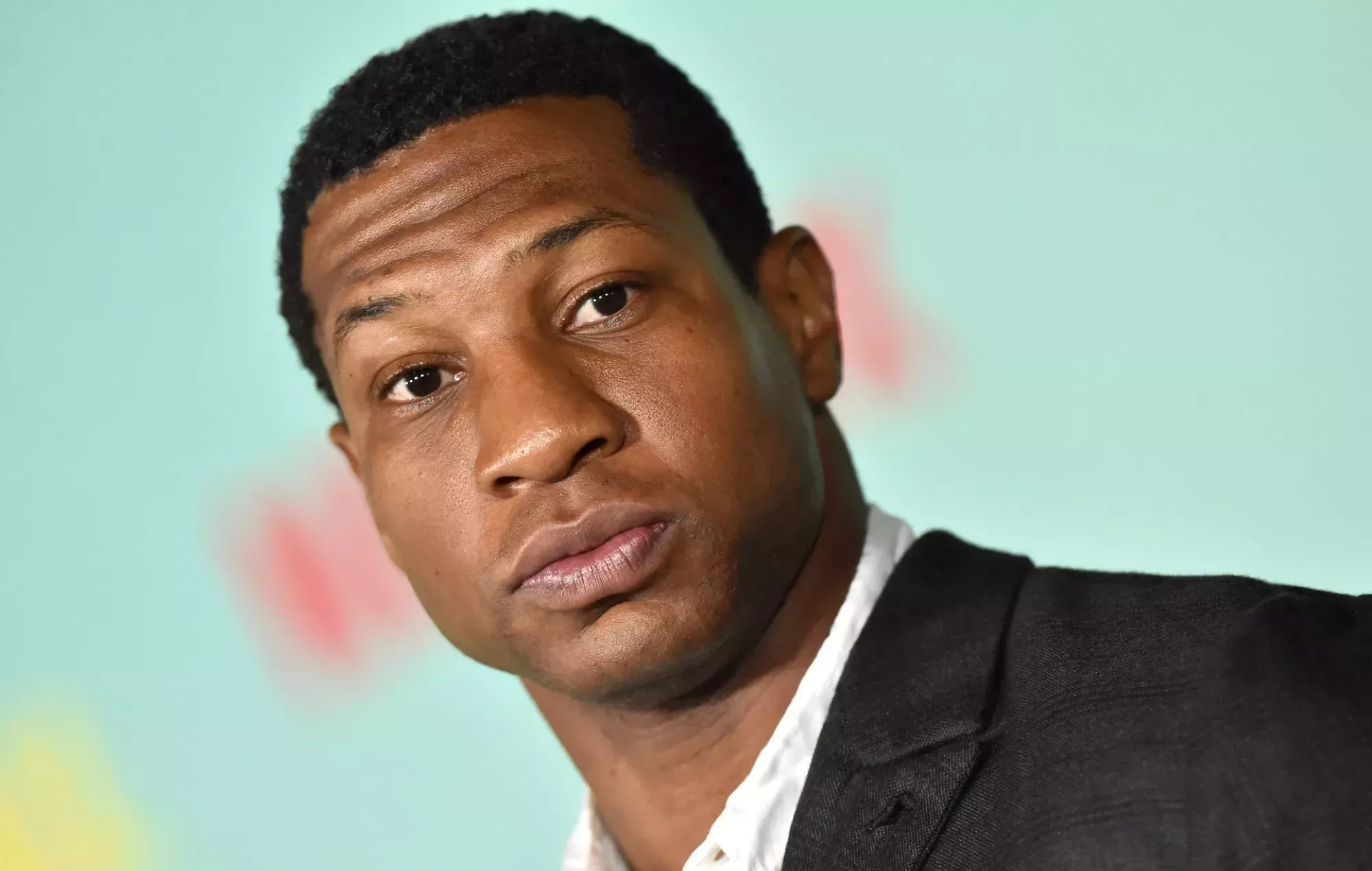 Jonathan Majors detenido por presunta agresión y acoso