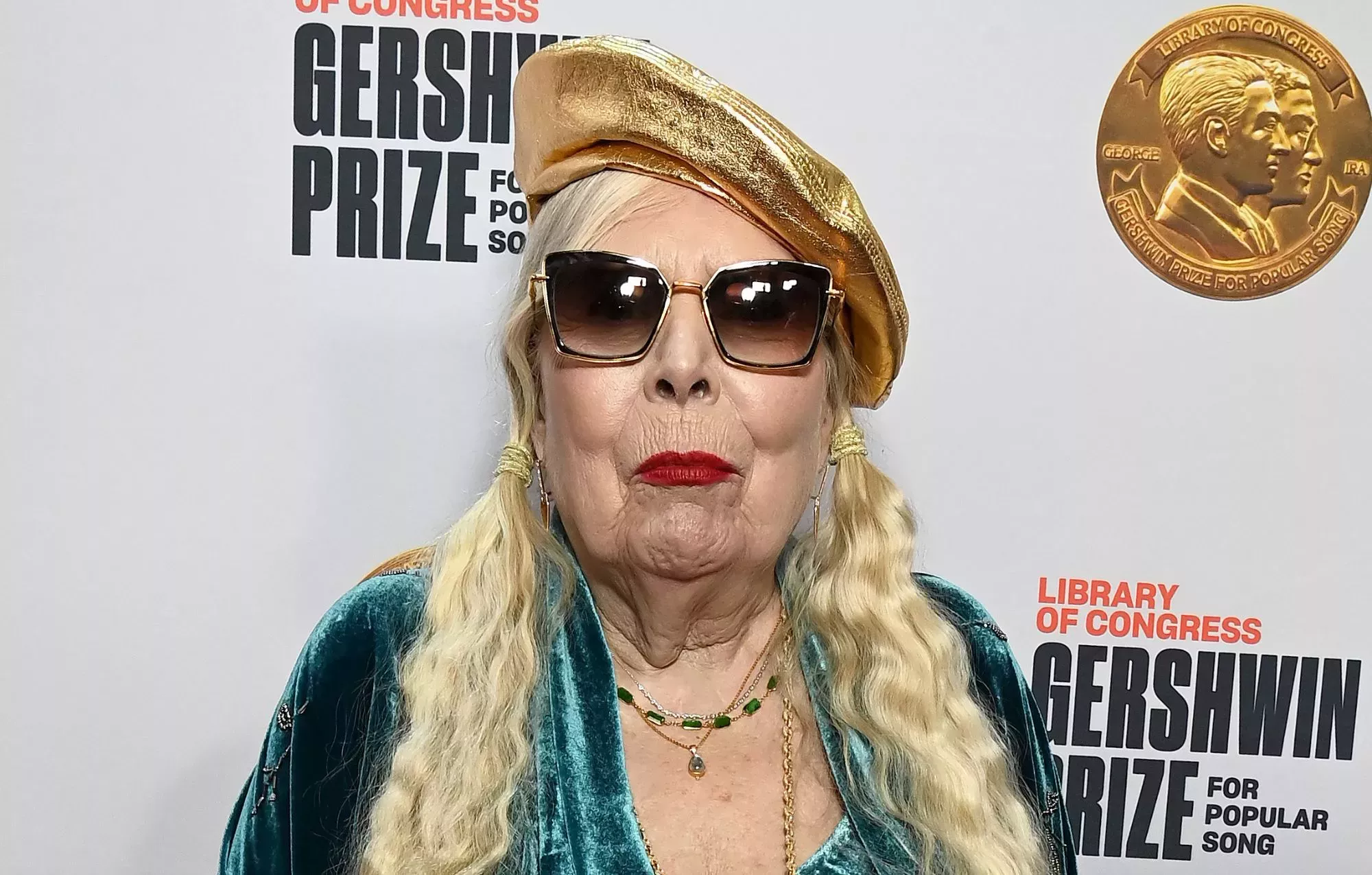 Joni Mitchell hace una rara aparición en directo y actúa en la Biblioteca del Congreso