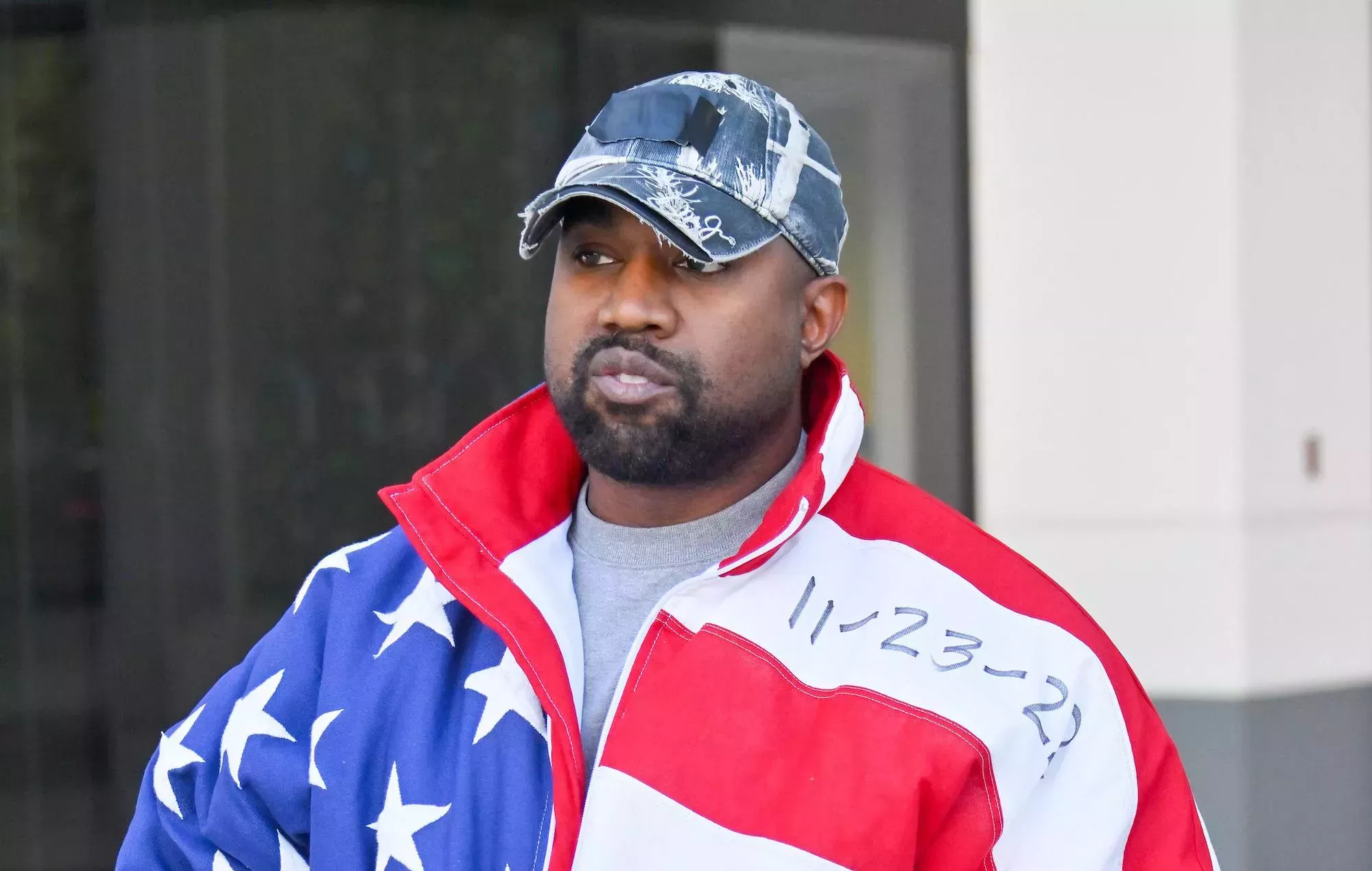 Kanye West evita los cargos por agresión en el incidente del lanzamiento del teléfono