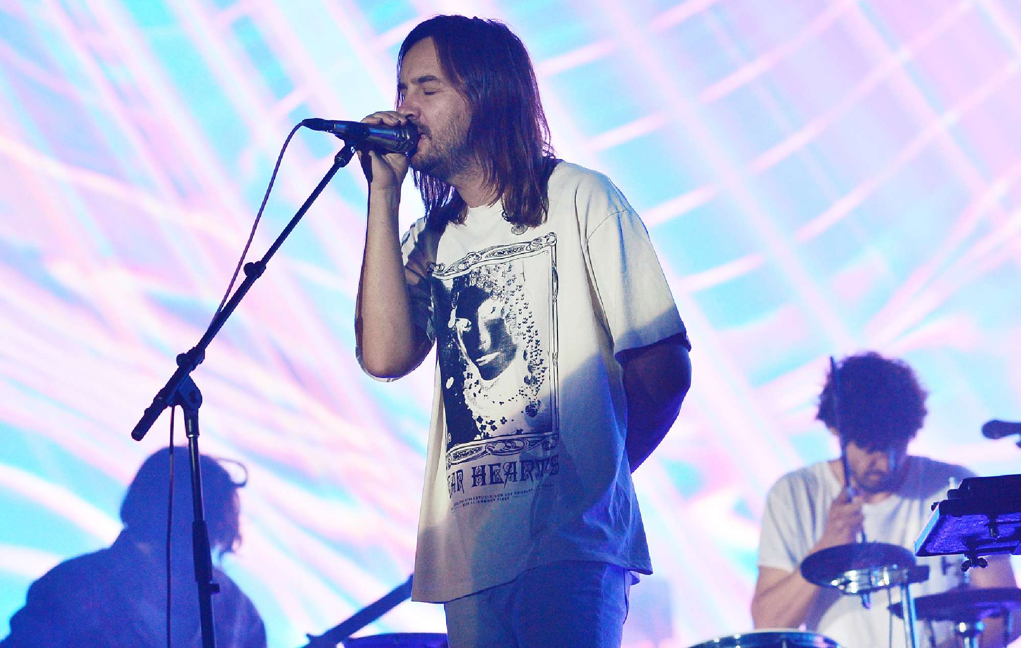 Kevin Parker, de Tame Impala, se fractura la cadera, pero promete seguir adelante con sus próximos conciertos